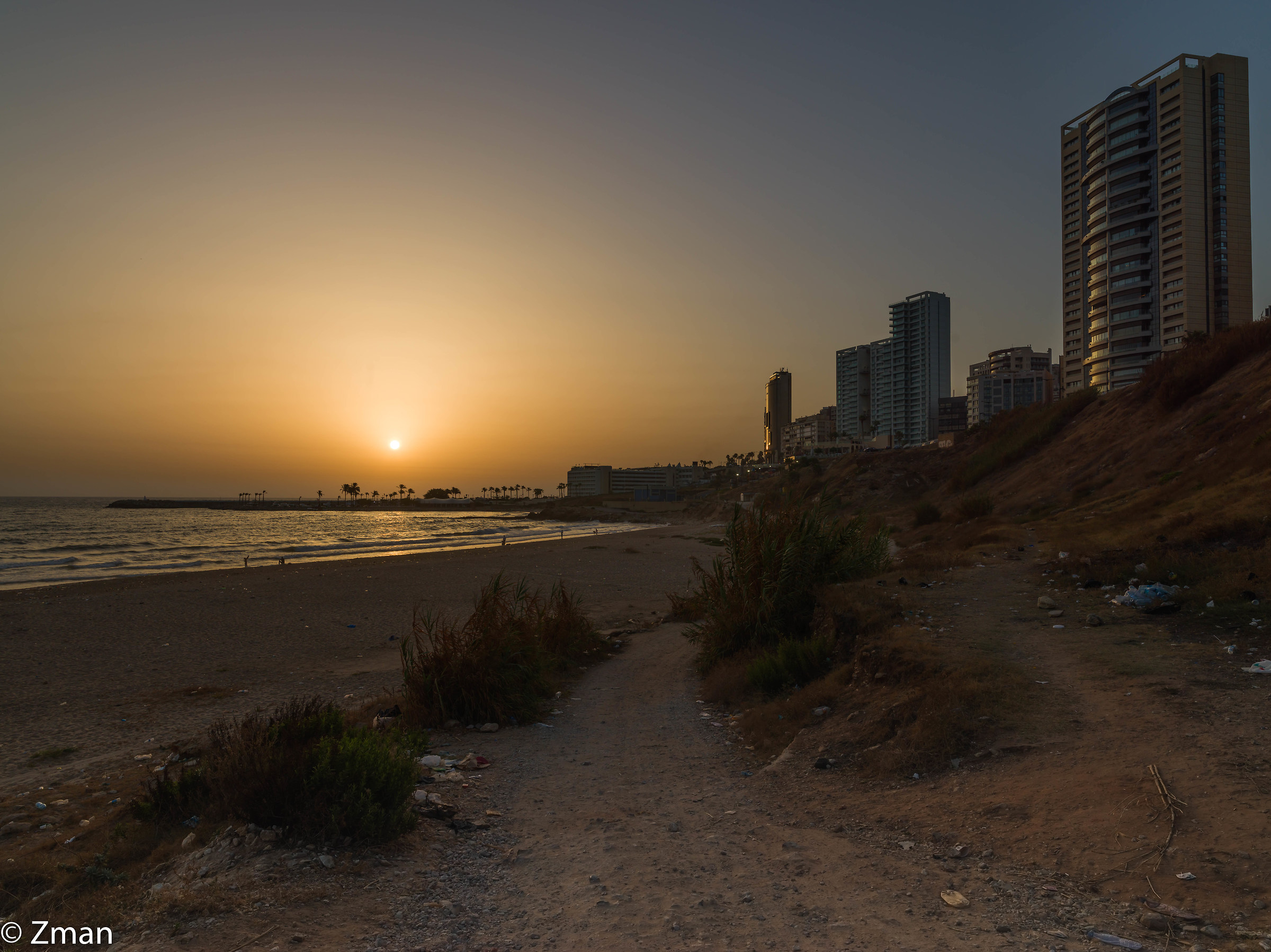 Tramonto alla spiaggia bianca delle sabbie