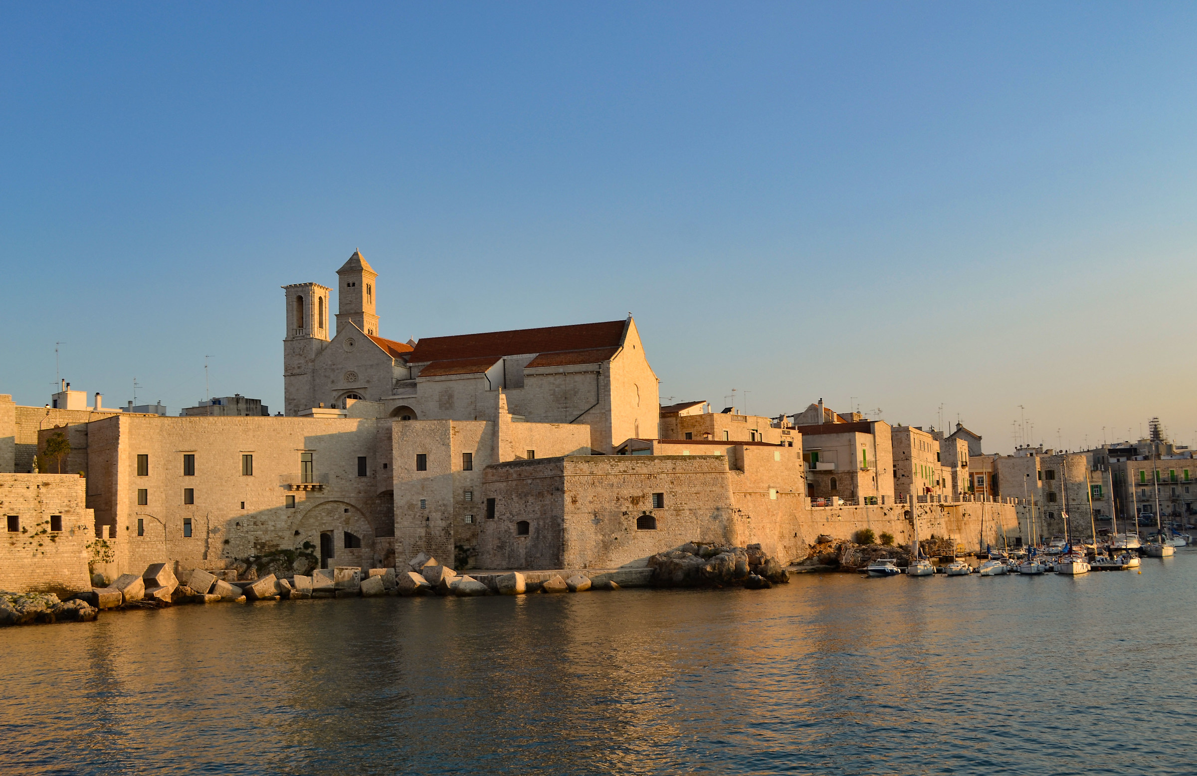 Cattedrale Giovinazzo al tramonto dal mare