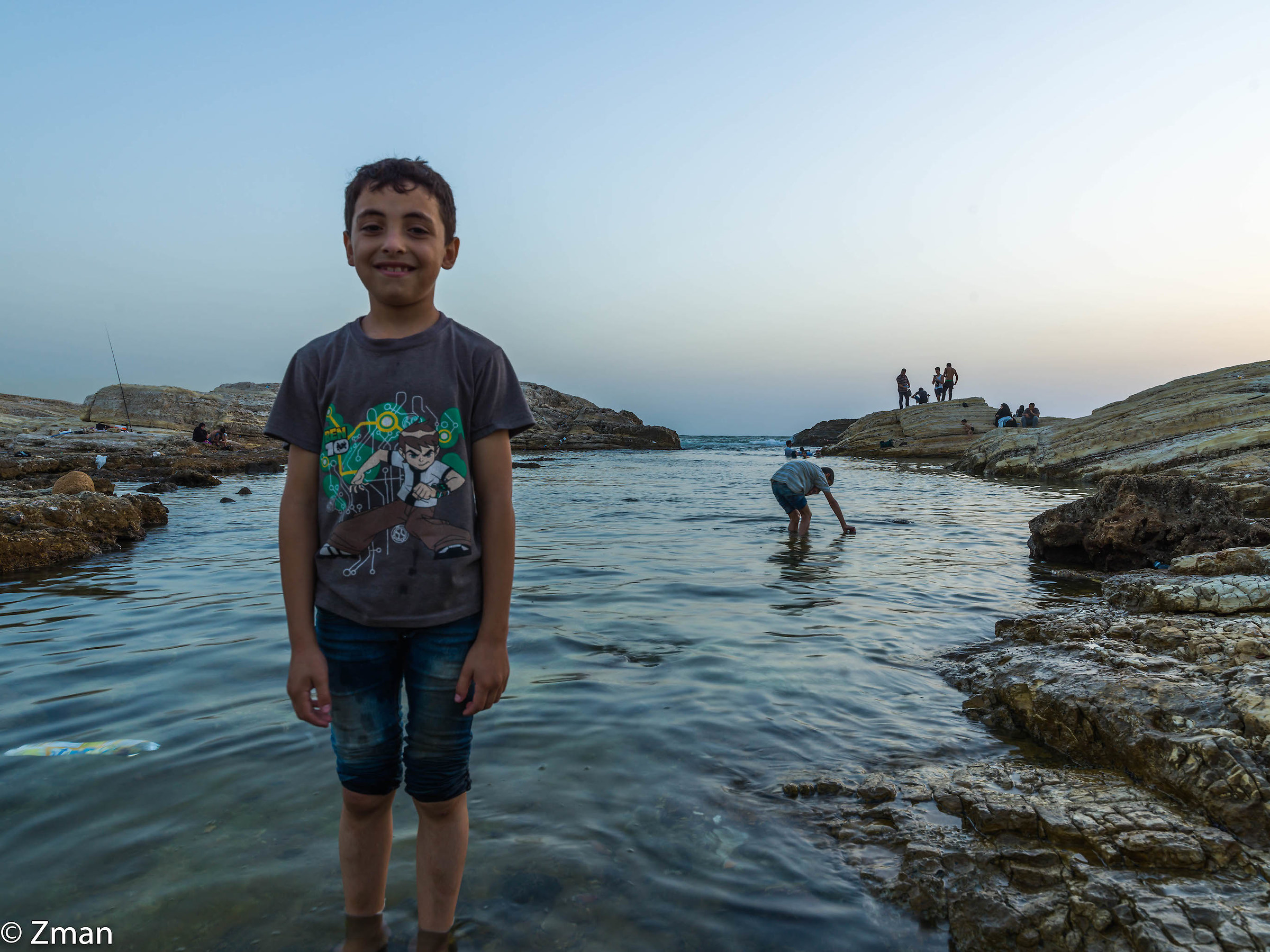 Ragazzi del rifugiato che vendono le rose ora che giocano