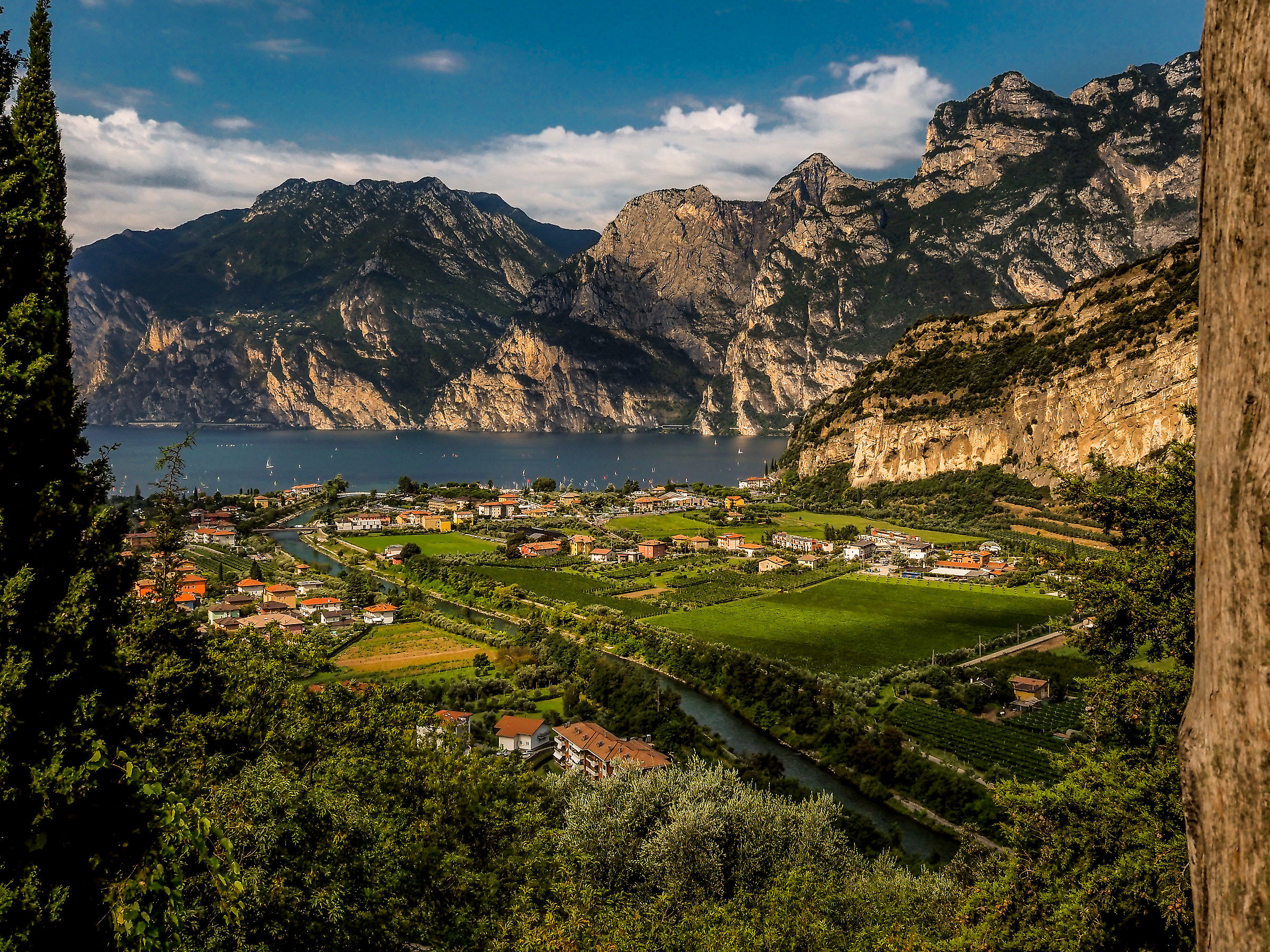 A look on the framed Garda