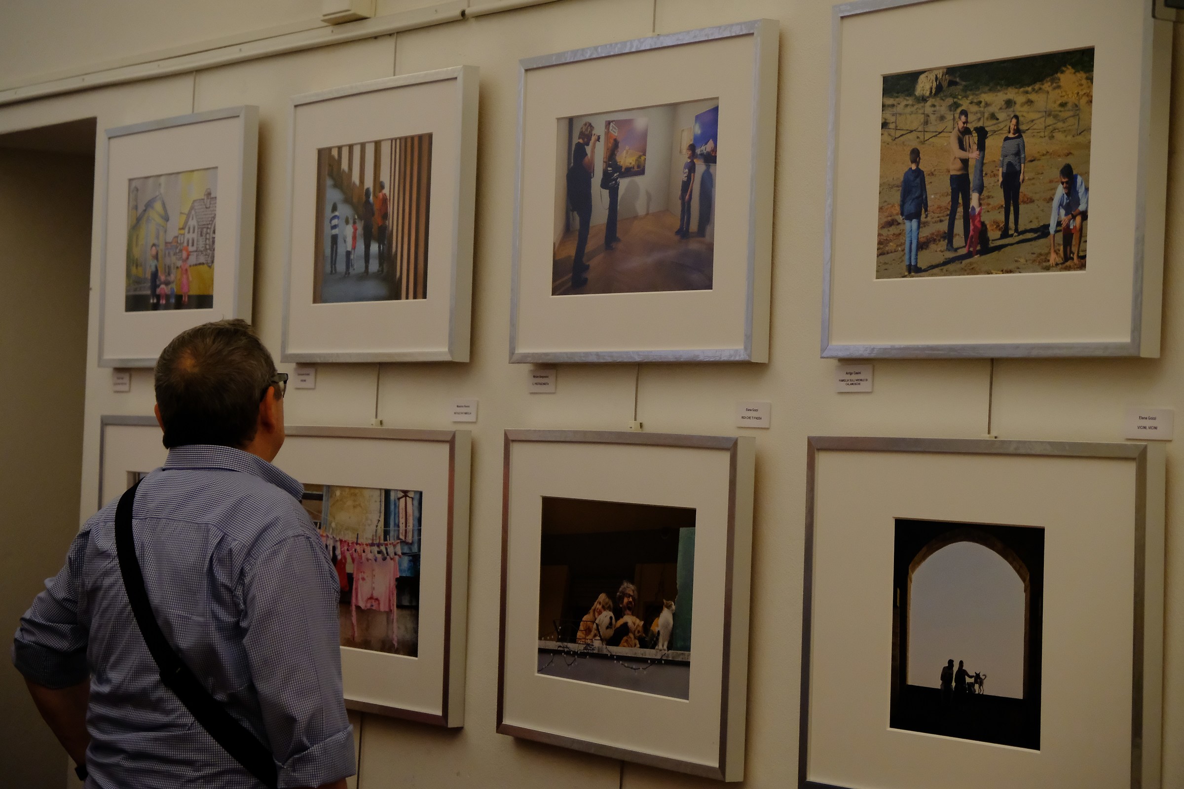 The man who looks at the pictures