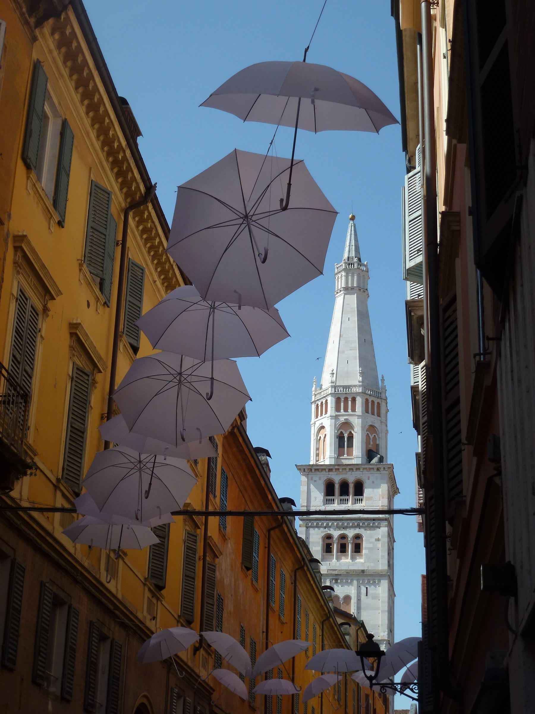 Ghirlandina incorniciata da ombrelli