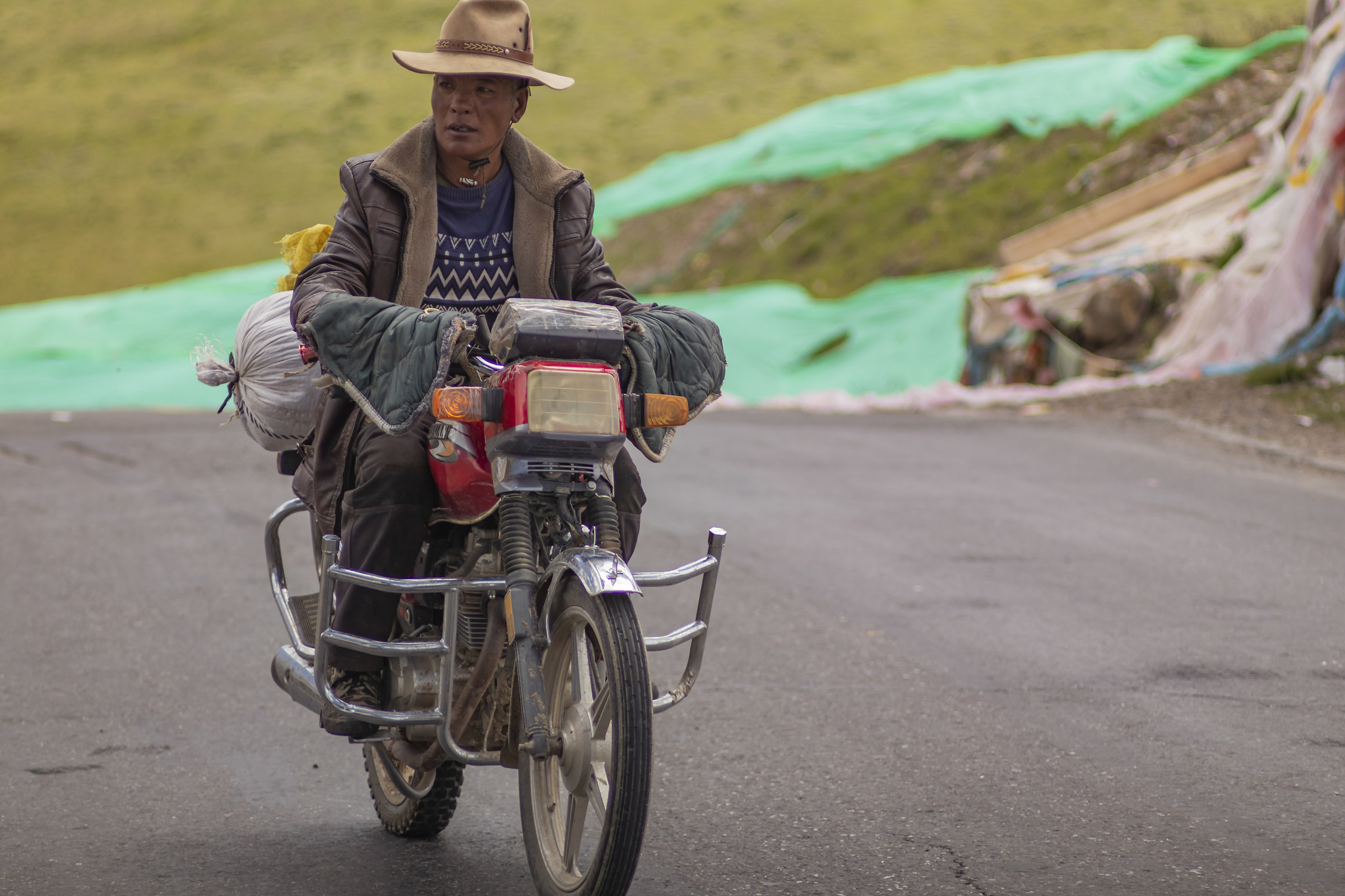 Kham:Passo a 4700 m.-Motociclista Khampa.