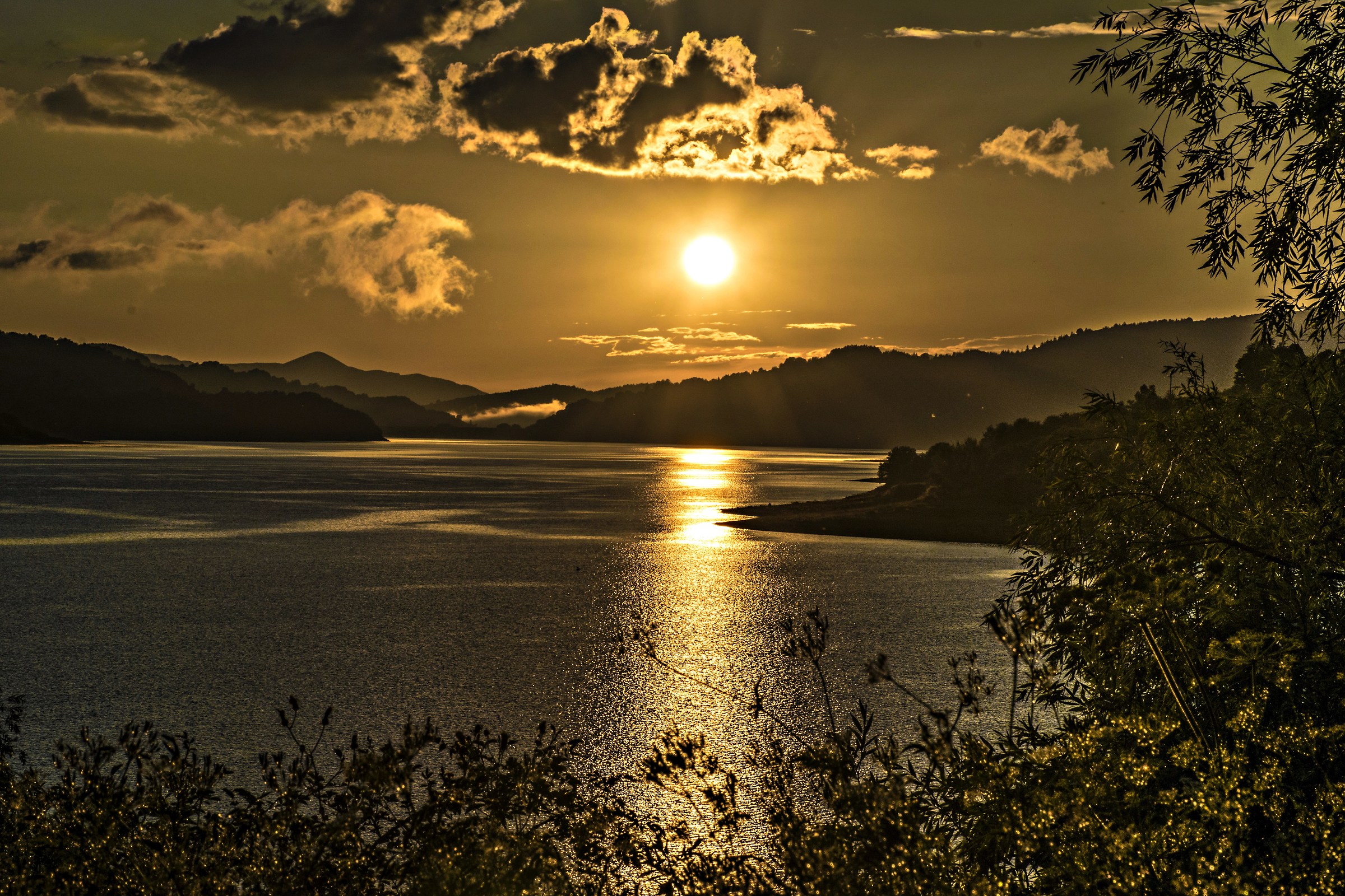 Al calar del sole sul Lago di Campotosto