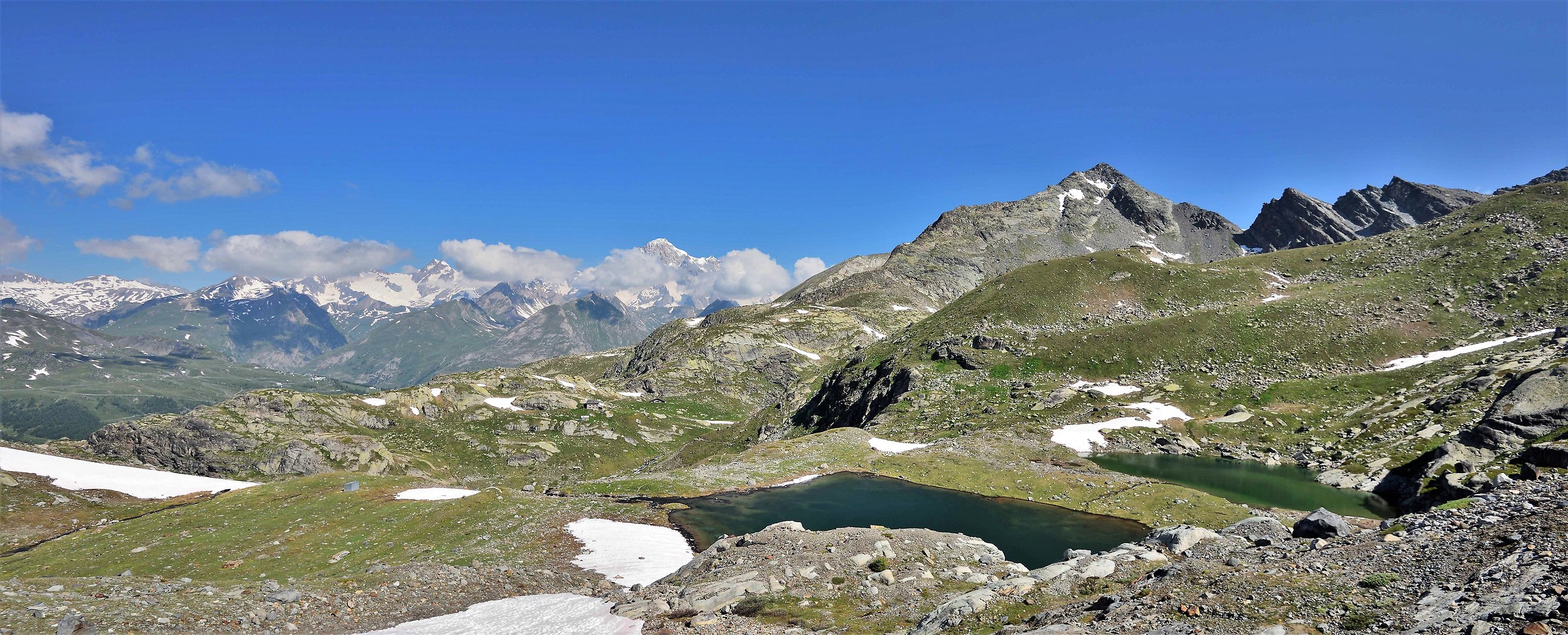 At the bottom of the 2 lakes Lac Gris and Vert