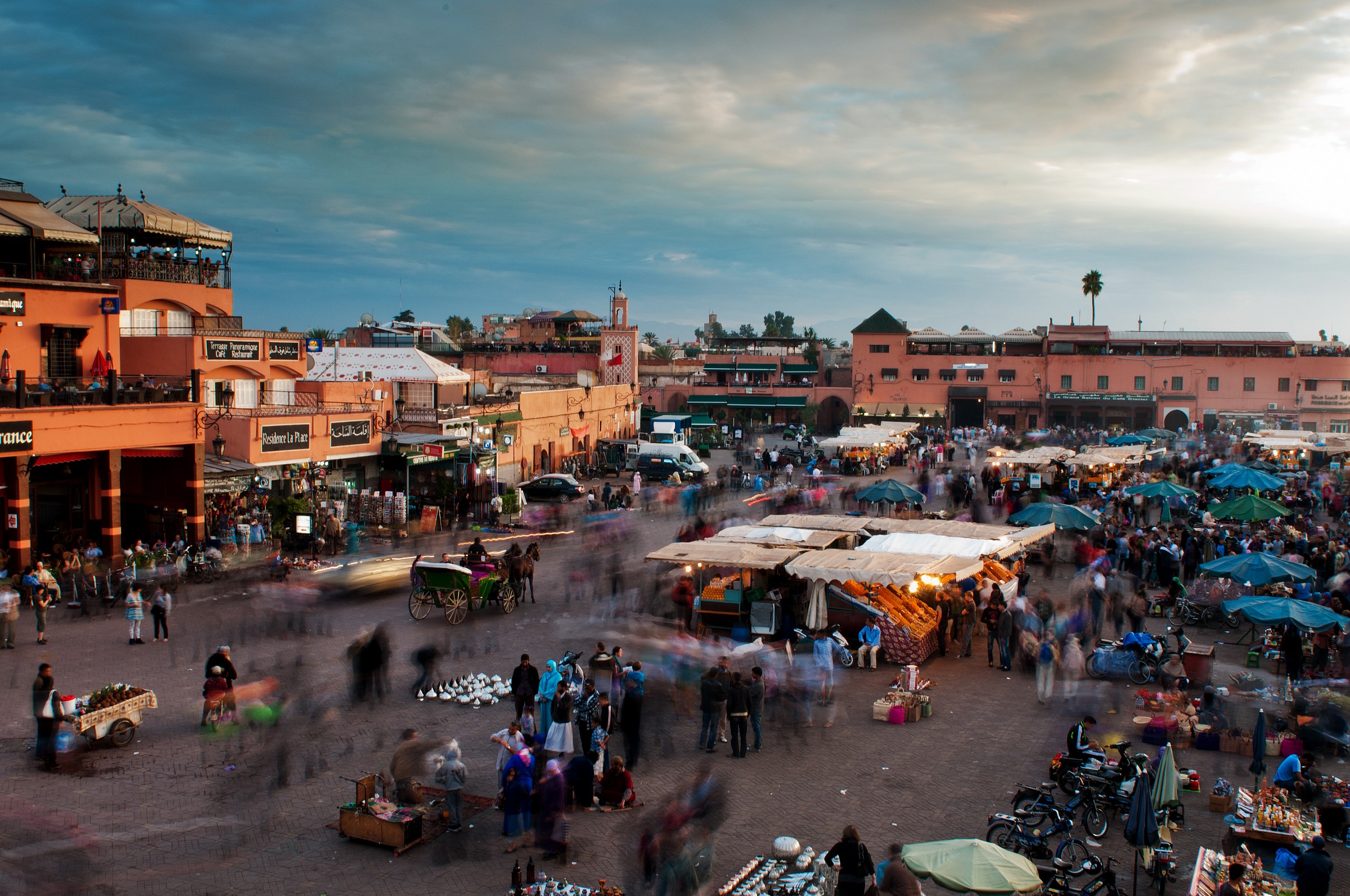 Djmaa El-Fna si prepara ad una notte di festa