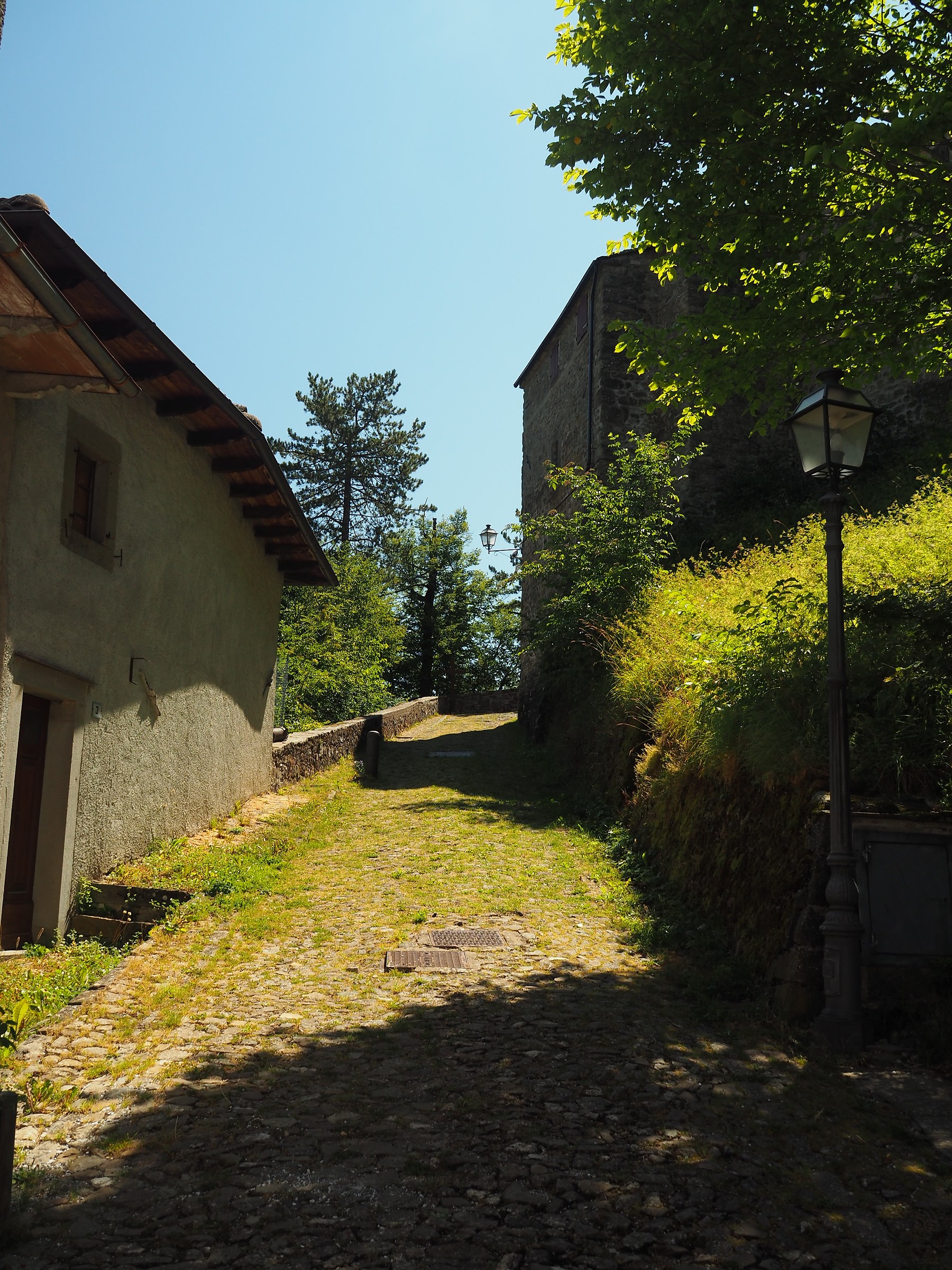 Roccapelago (mo) - Salita alla rocca/pieve plebana