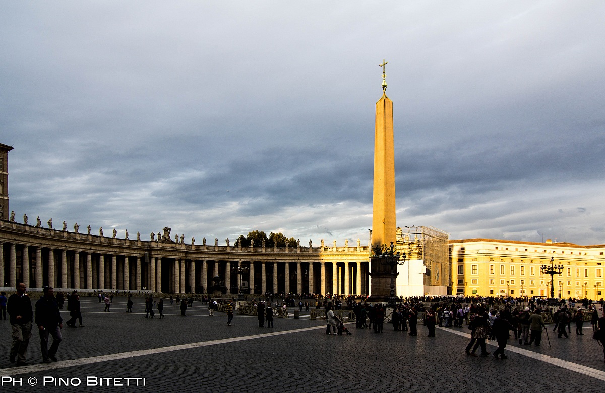 Peter-Colonnade and Obelisk