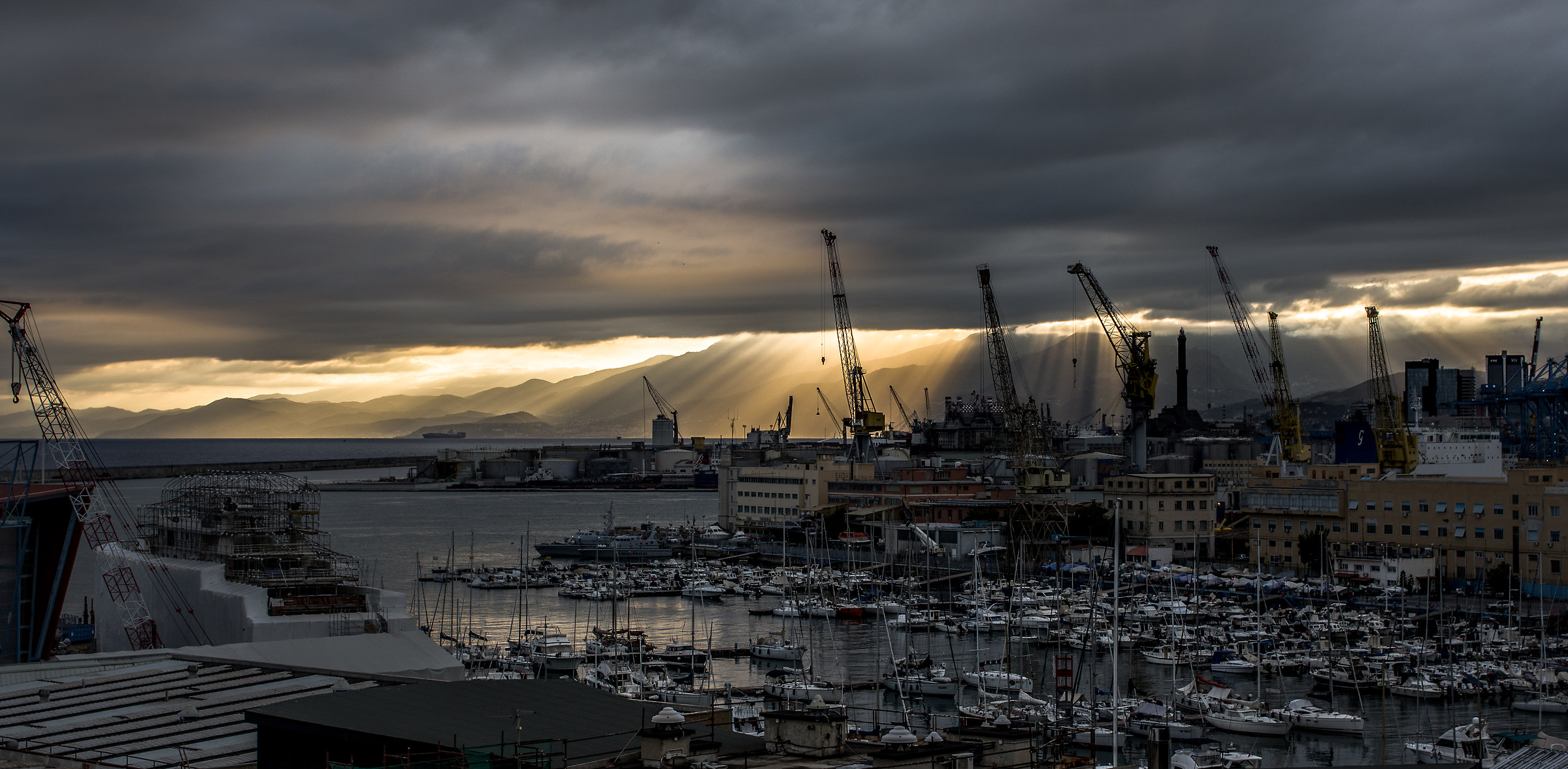 Raggi di sole sul porto di Genova