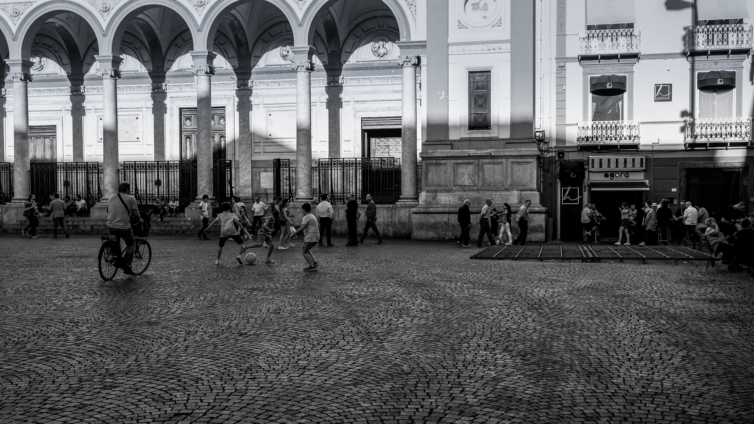 Un pomeriggio d'inizio estate in piazza