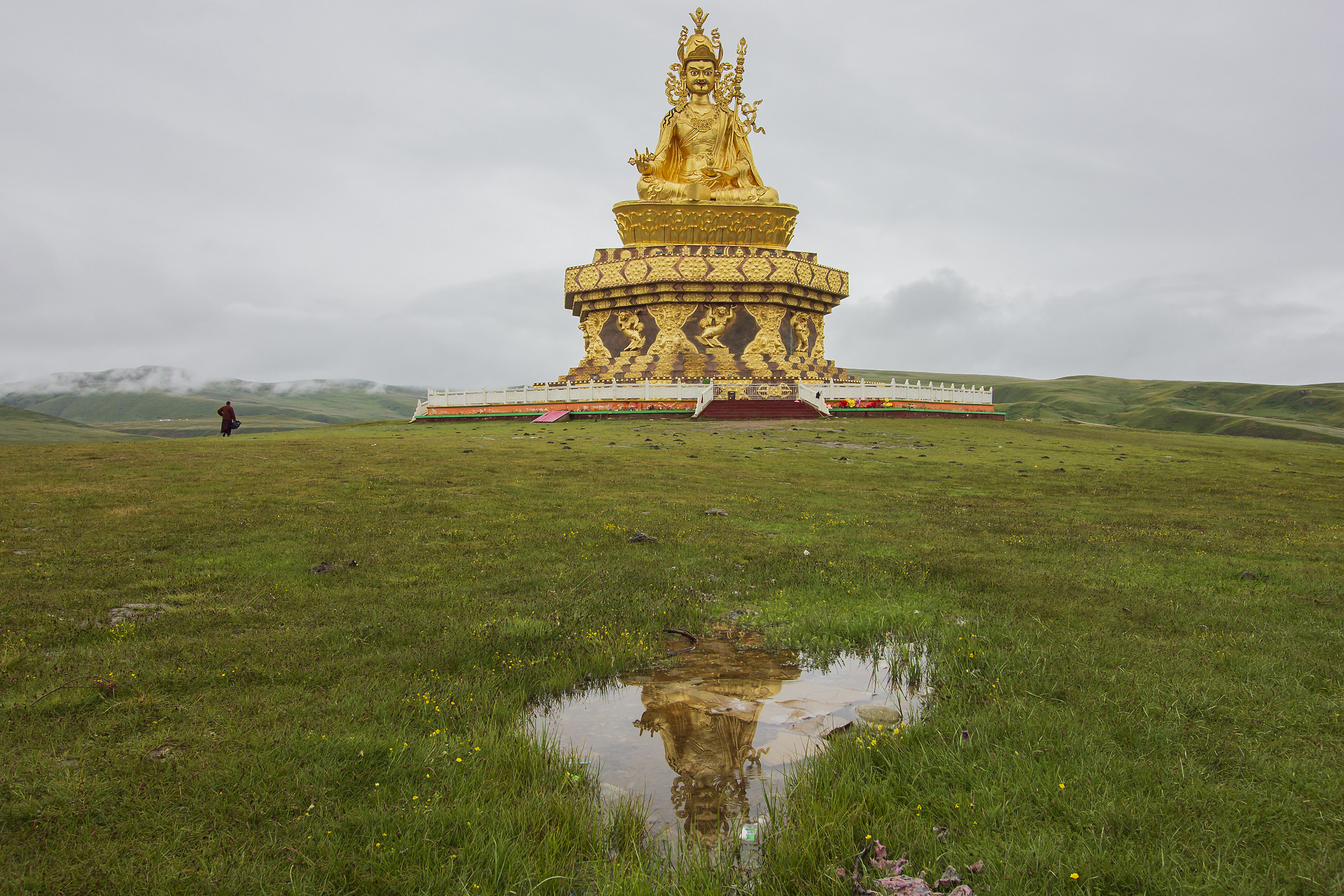 Padmasambhava.....e la sua immagine riflessa.
