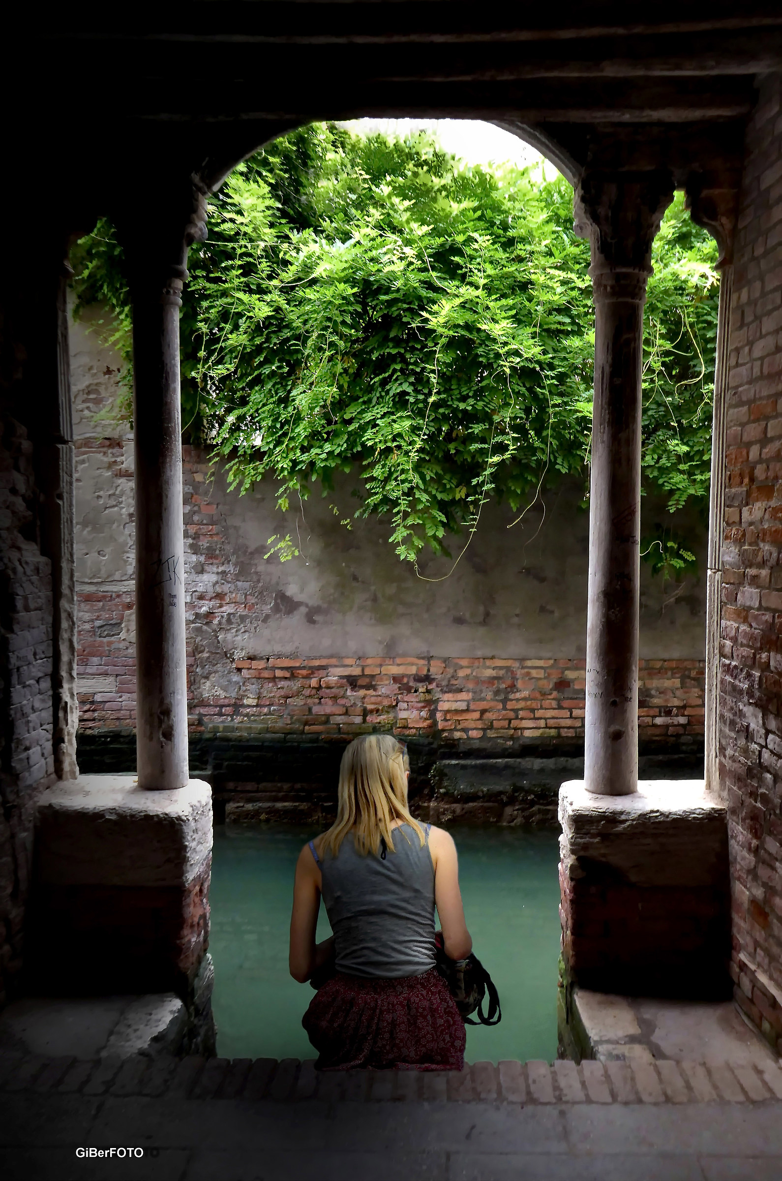 La bionda sotto "la fronda!"