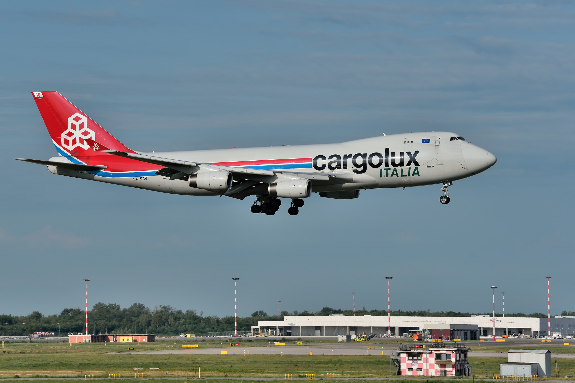 Boeing 747-400 cargolux italia in finale su MXP