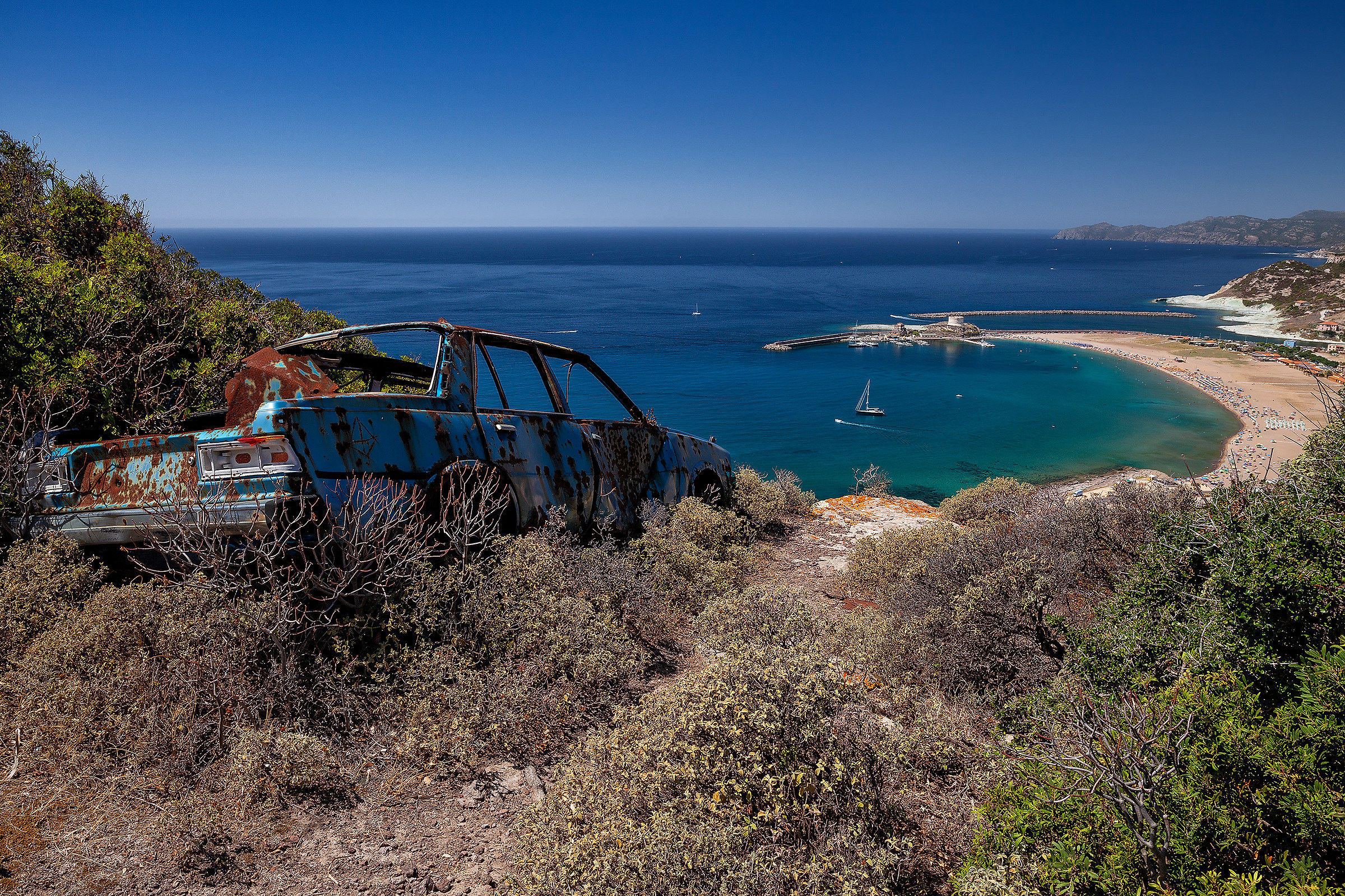 Automobile con vista mare