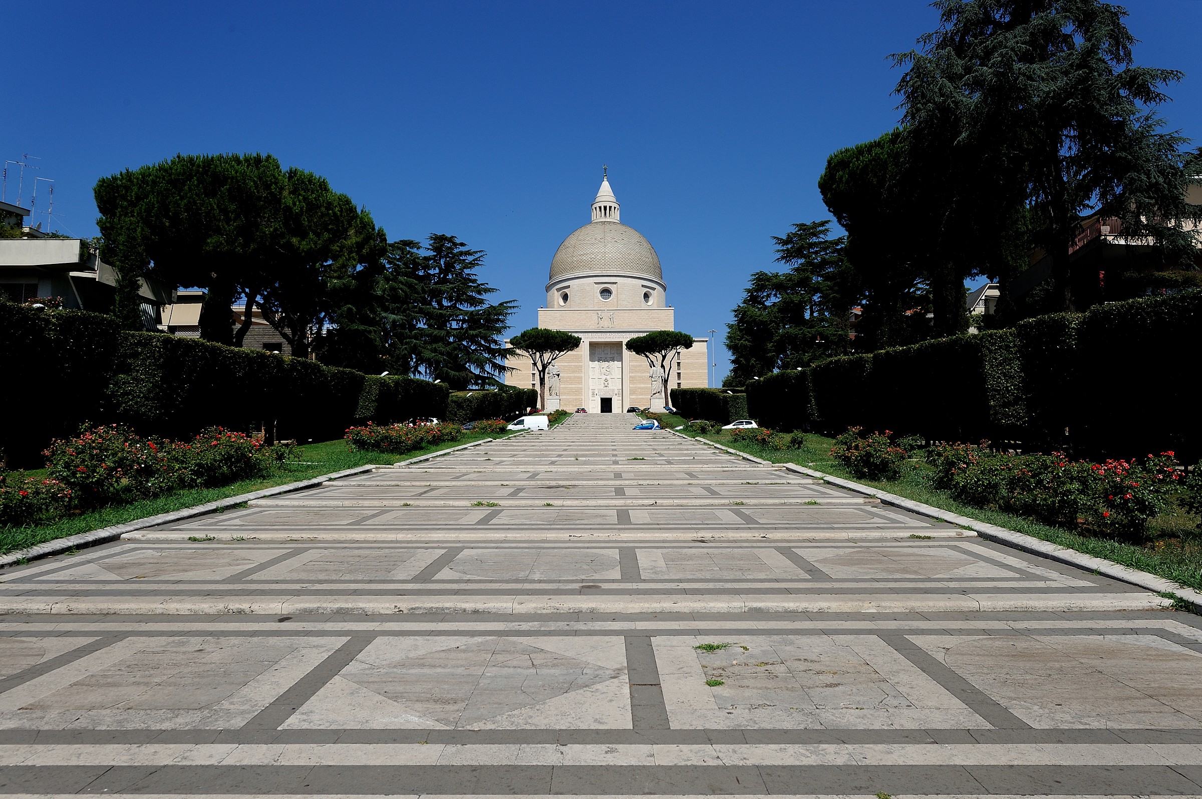 Roma-EUR...scalinata chiesa dei SS. Pietro e Paolo