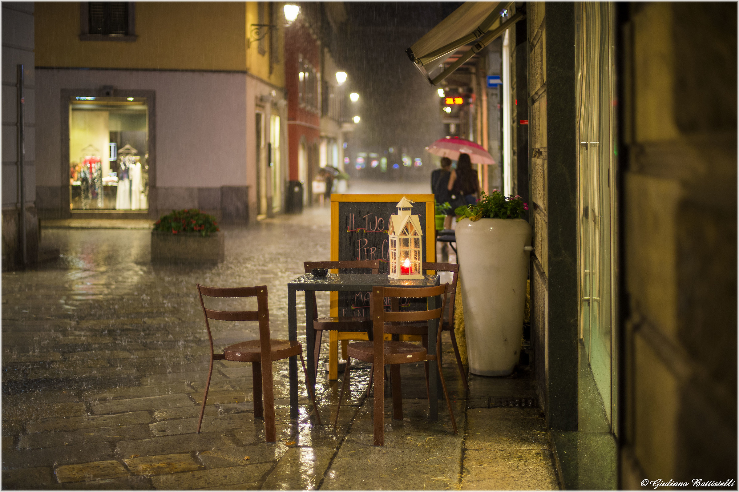 It rains on Lecco...