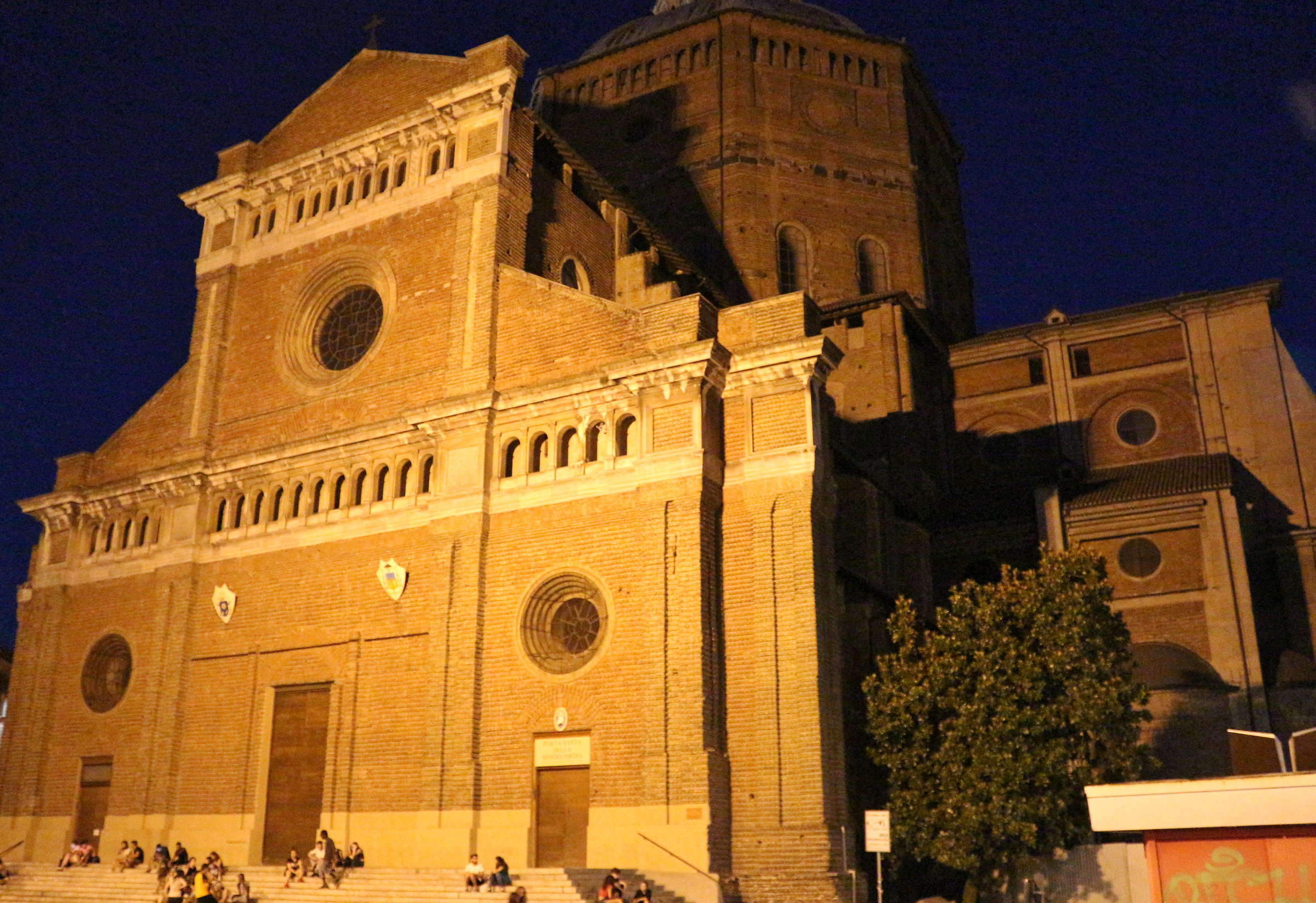 Pavia - Il Duomo  ( di sera )