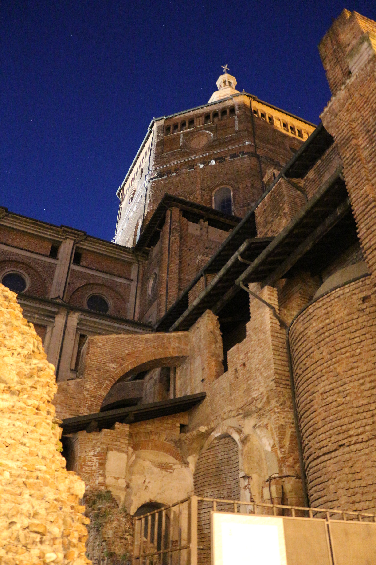 Pavia - Il Duomo  ( di sera )