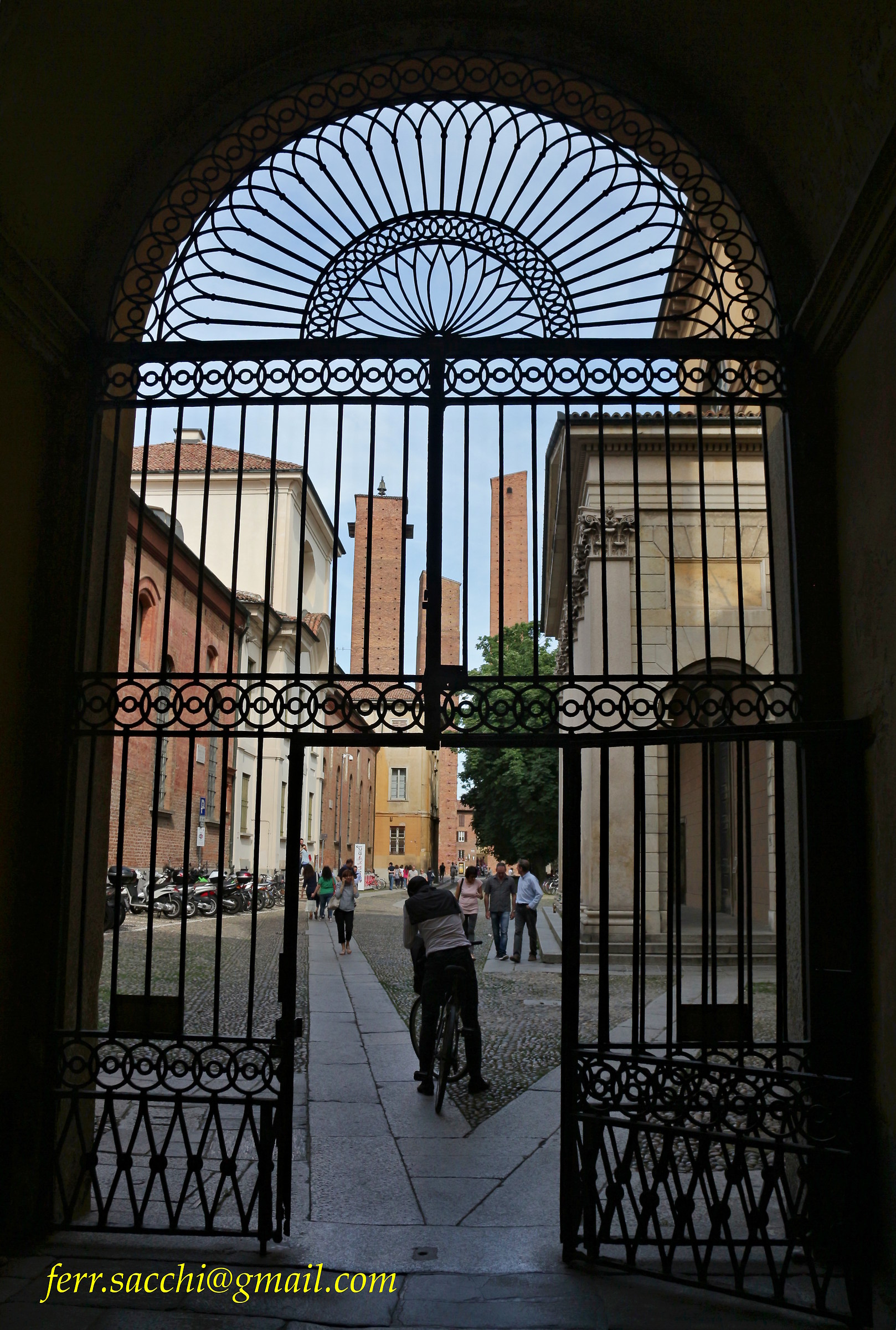 Pavia - Le torri di Piazza Leonardo da Vinci