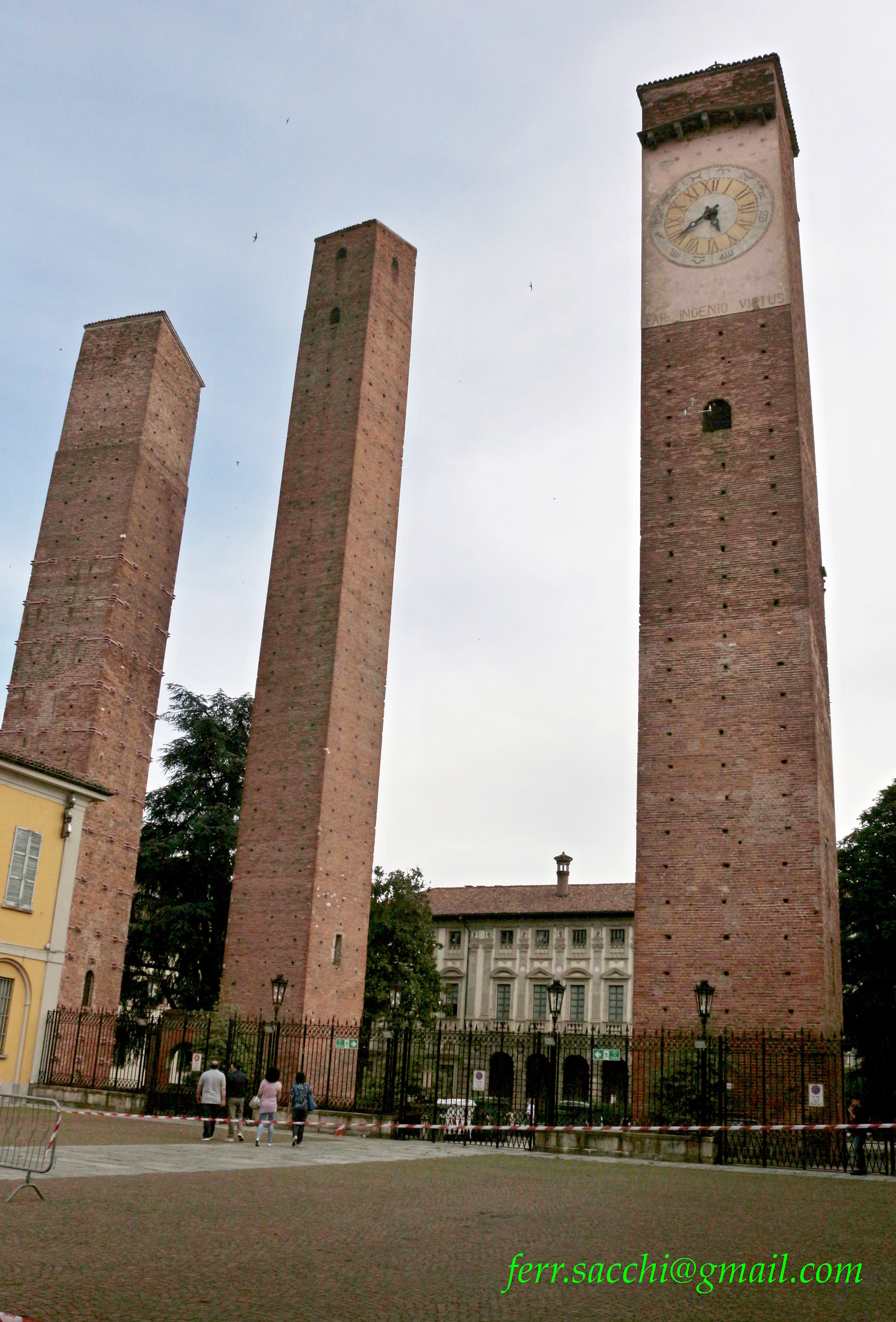Pavia - Le torri di Piazza Leonardo da Vinci