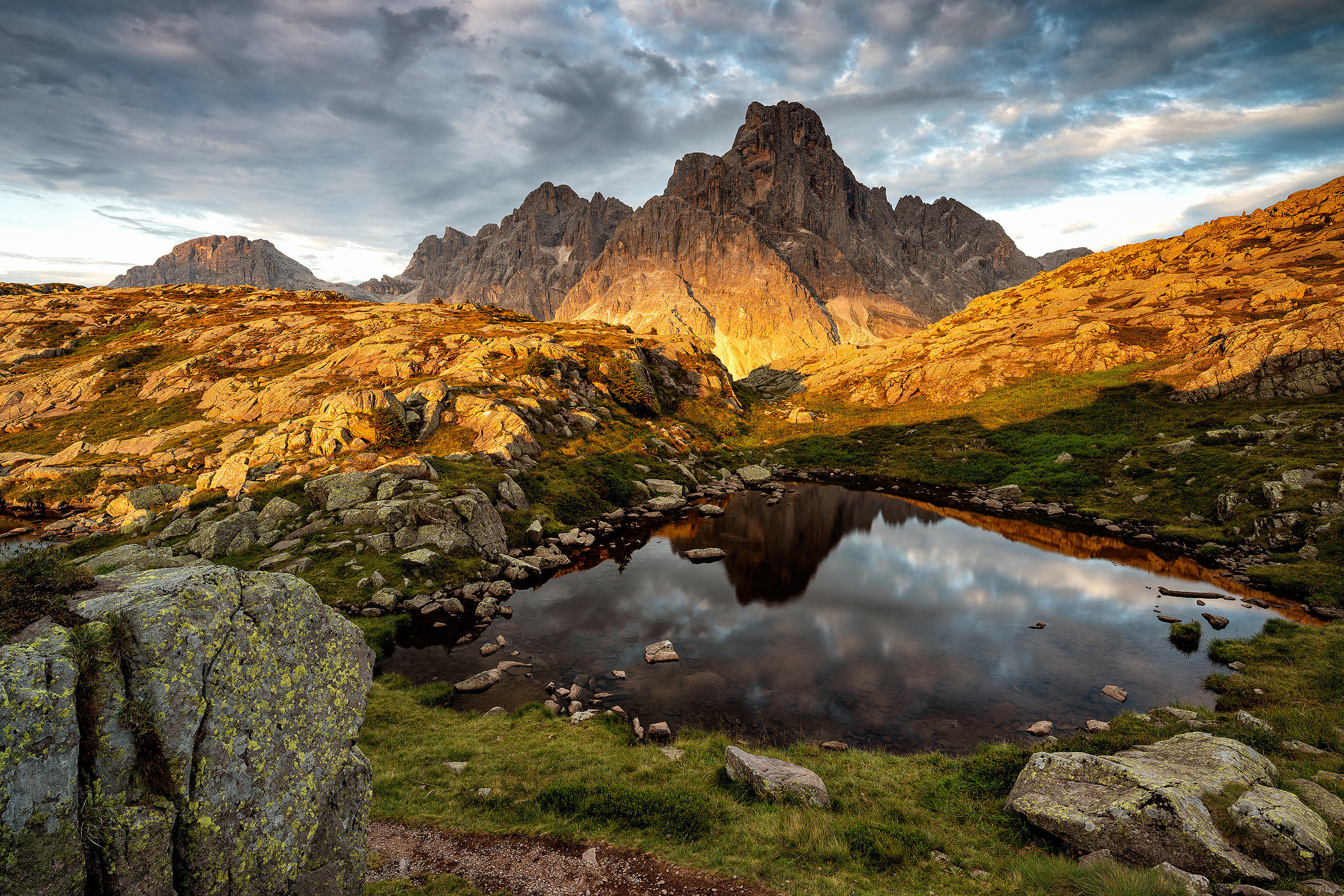 Riflesso del Cimon de la Pala a Passo Rolle