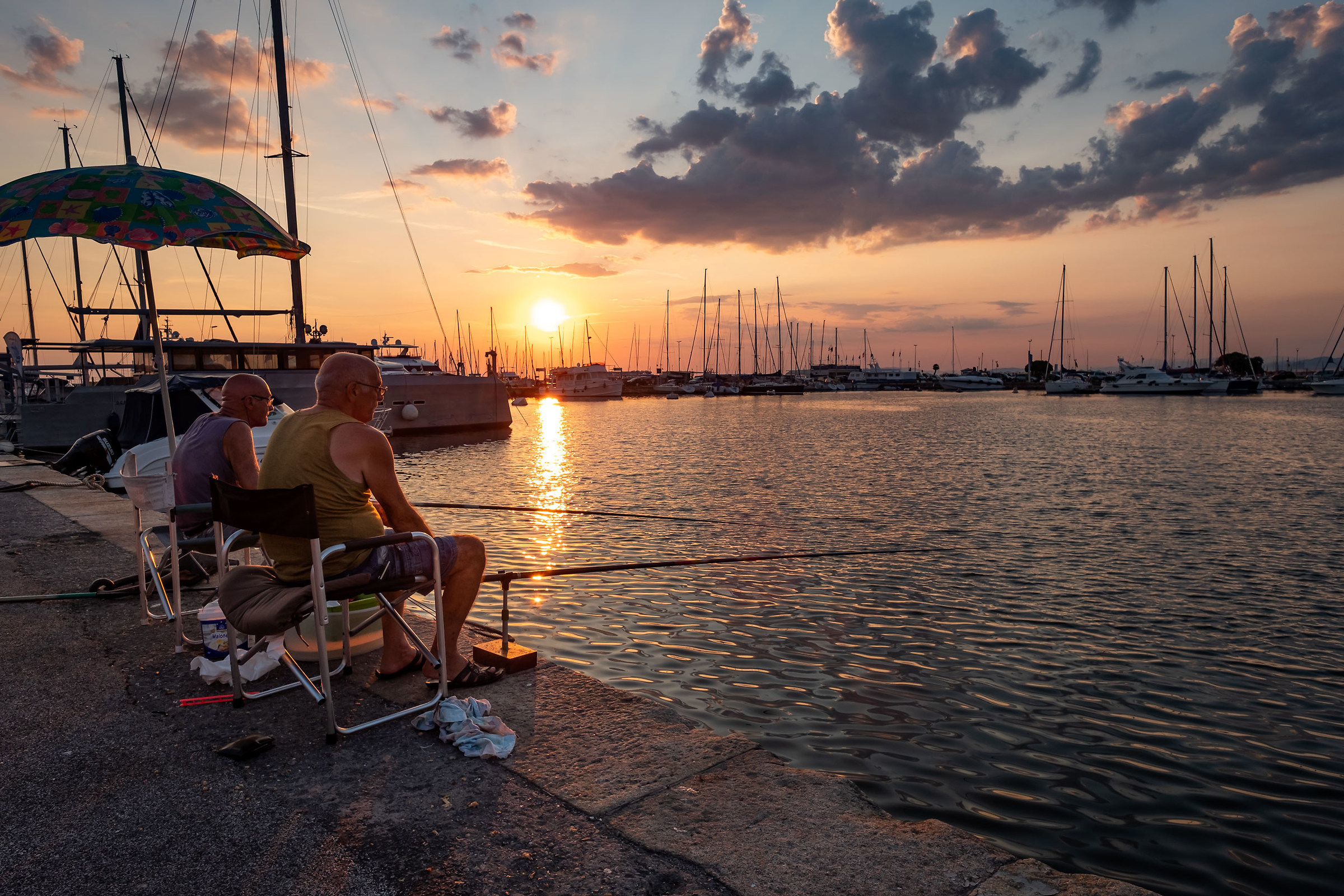 pescatori in darsena