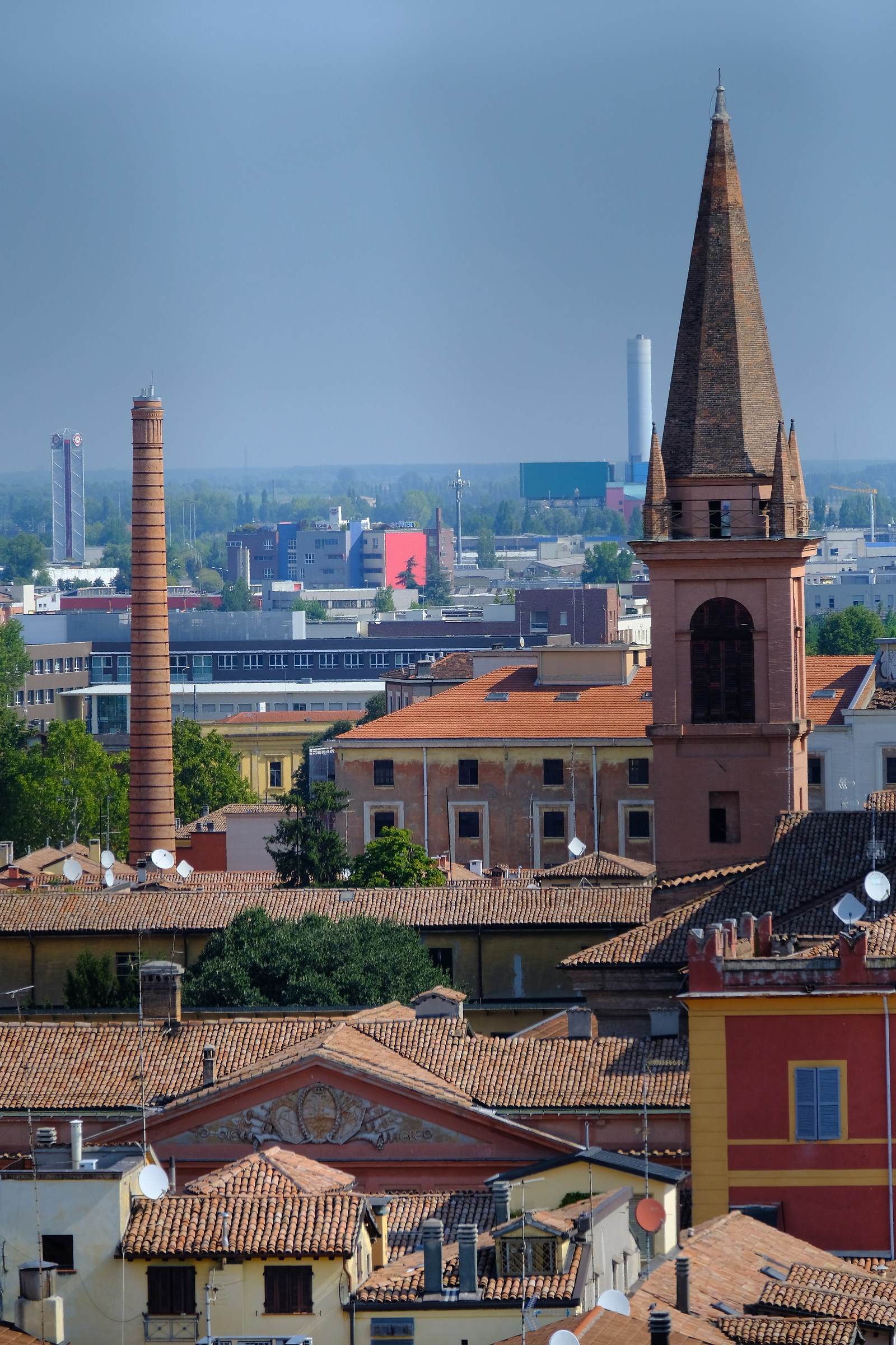 Tetti, campanili e torri di Modena