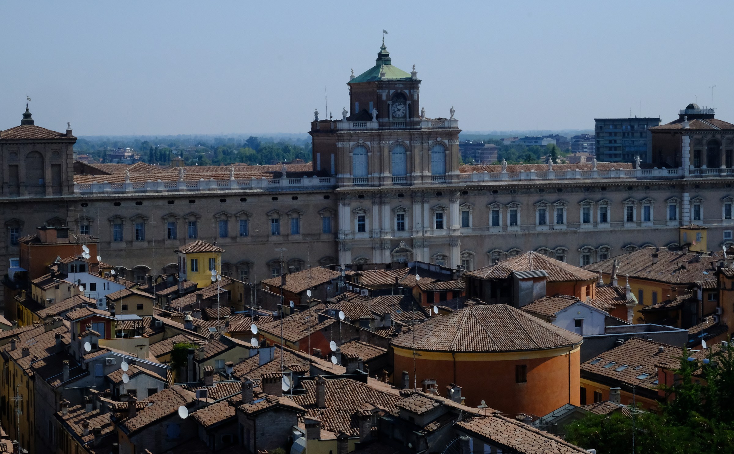 Tetti, cupolette e il Palazzo Ducale di Modena