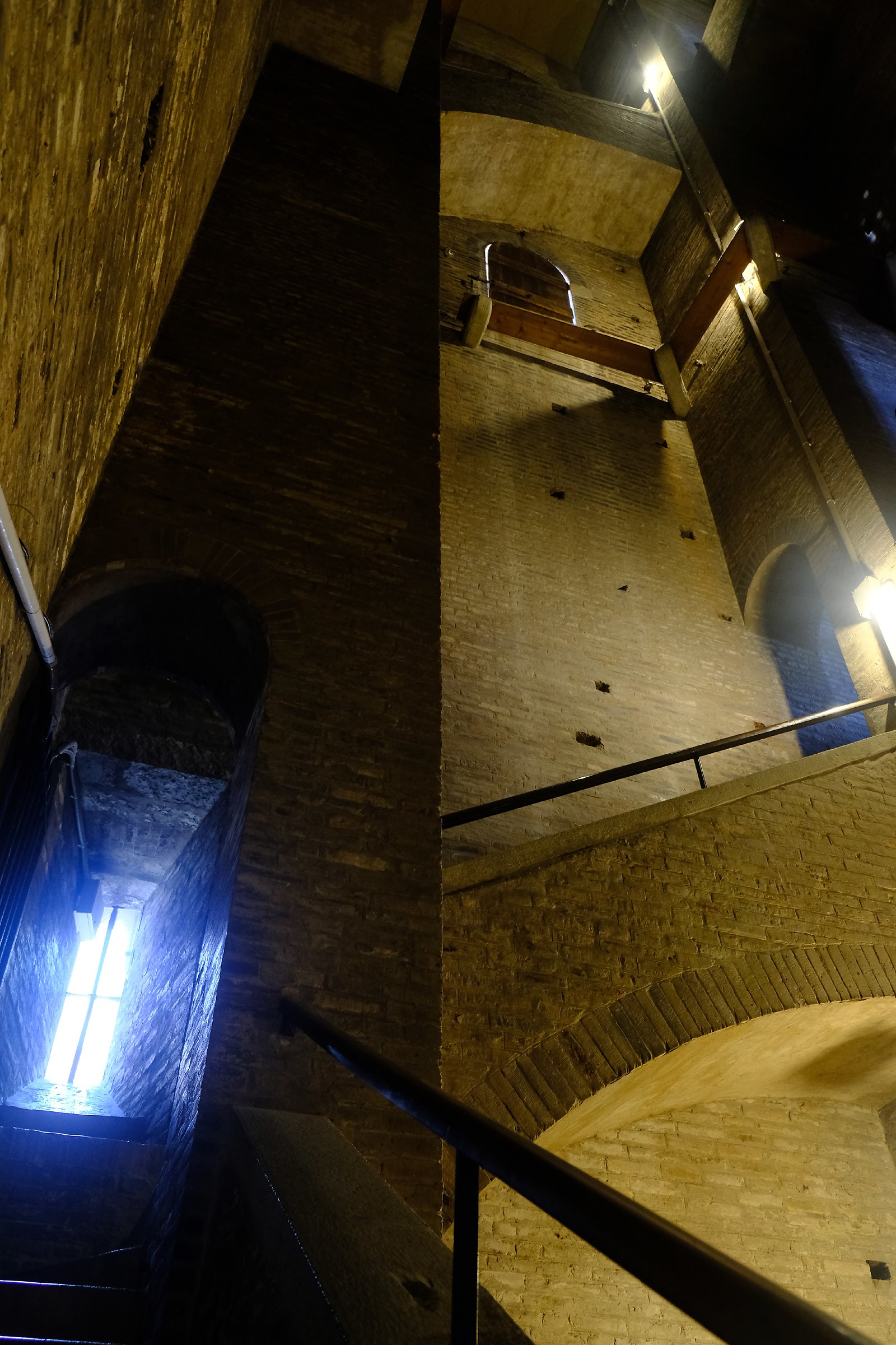 La Ghirlandina: interno