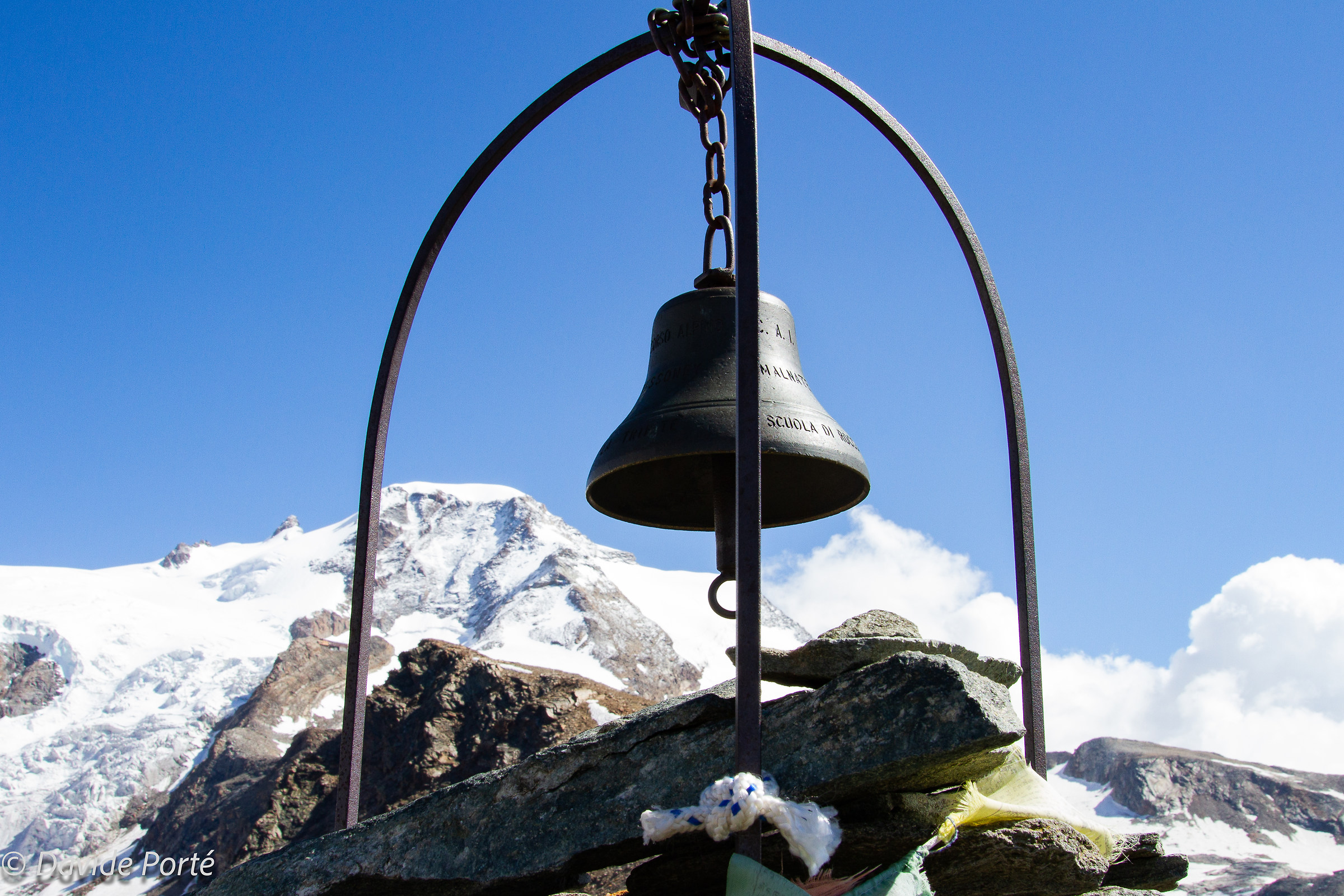 In the background the pyramid Vincent