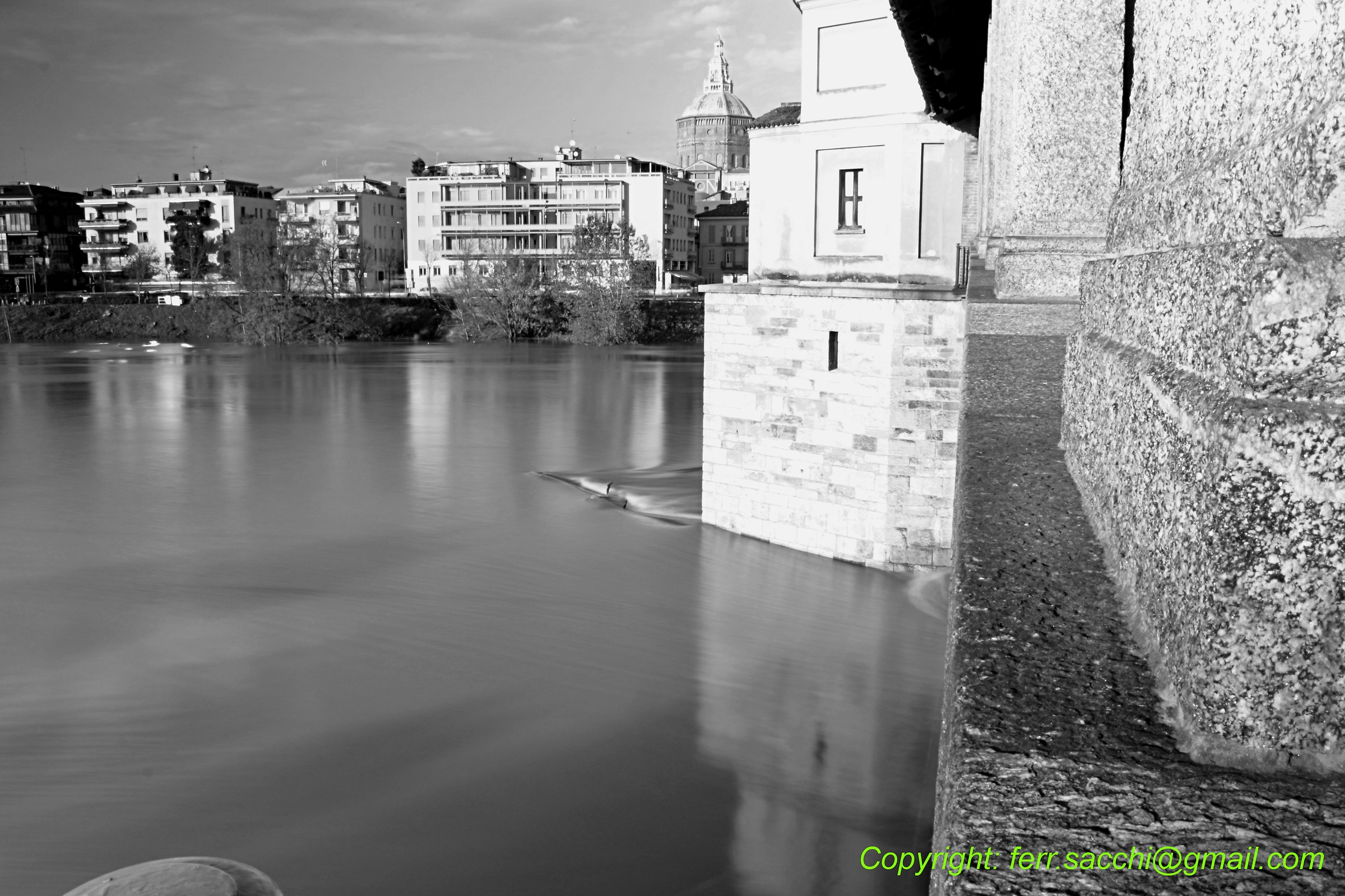 .... Il Ticino sembra ghiacciato .....