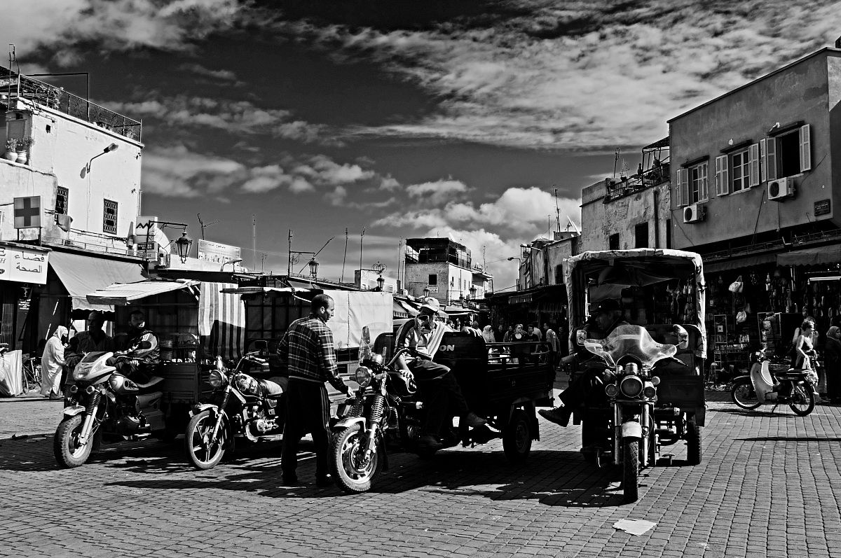 Taxi in attesa di clienti a piazza Debachi