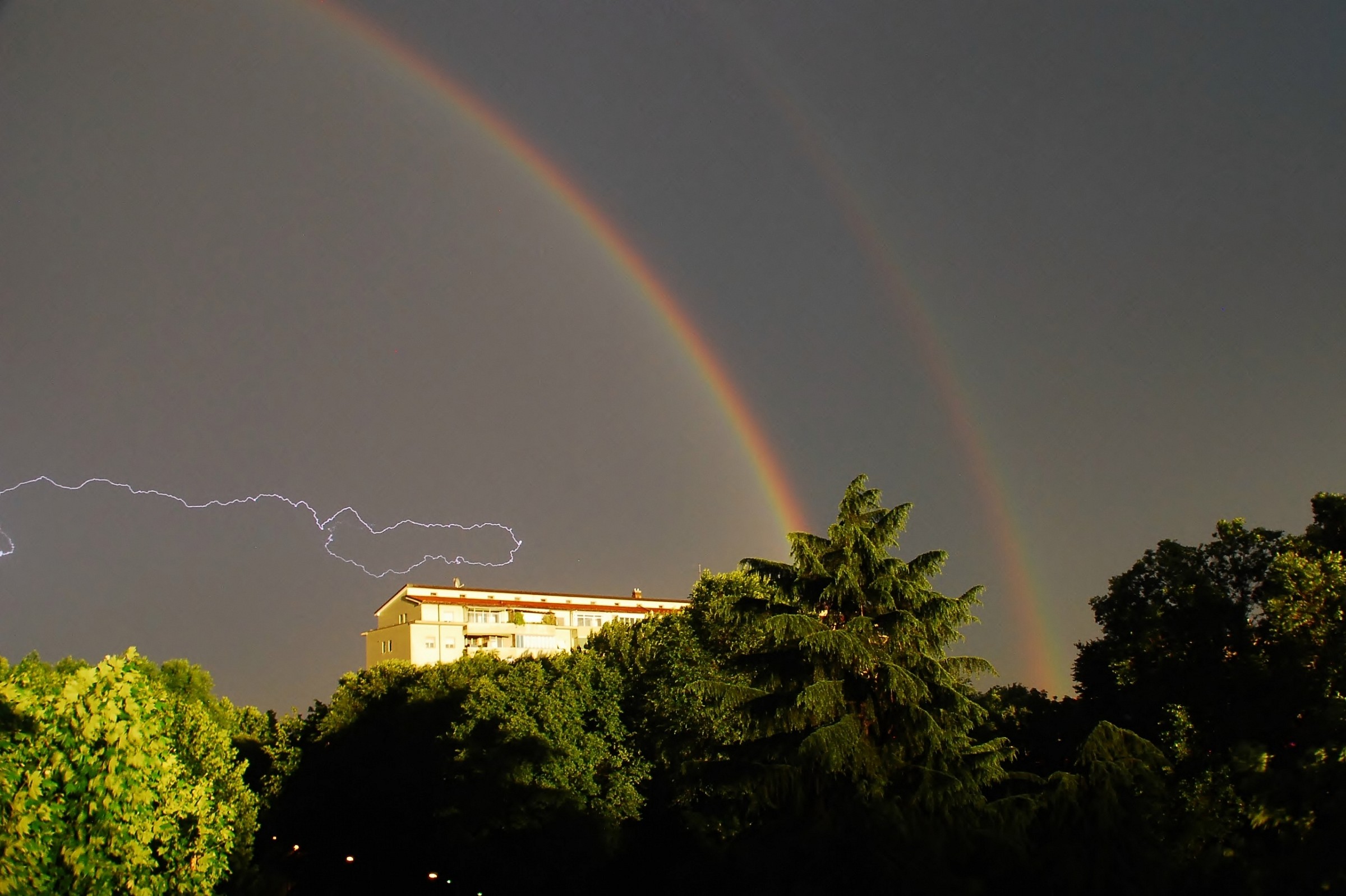 Doppio arcobaleno con fulmine