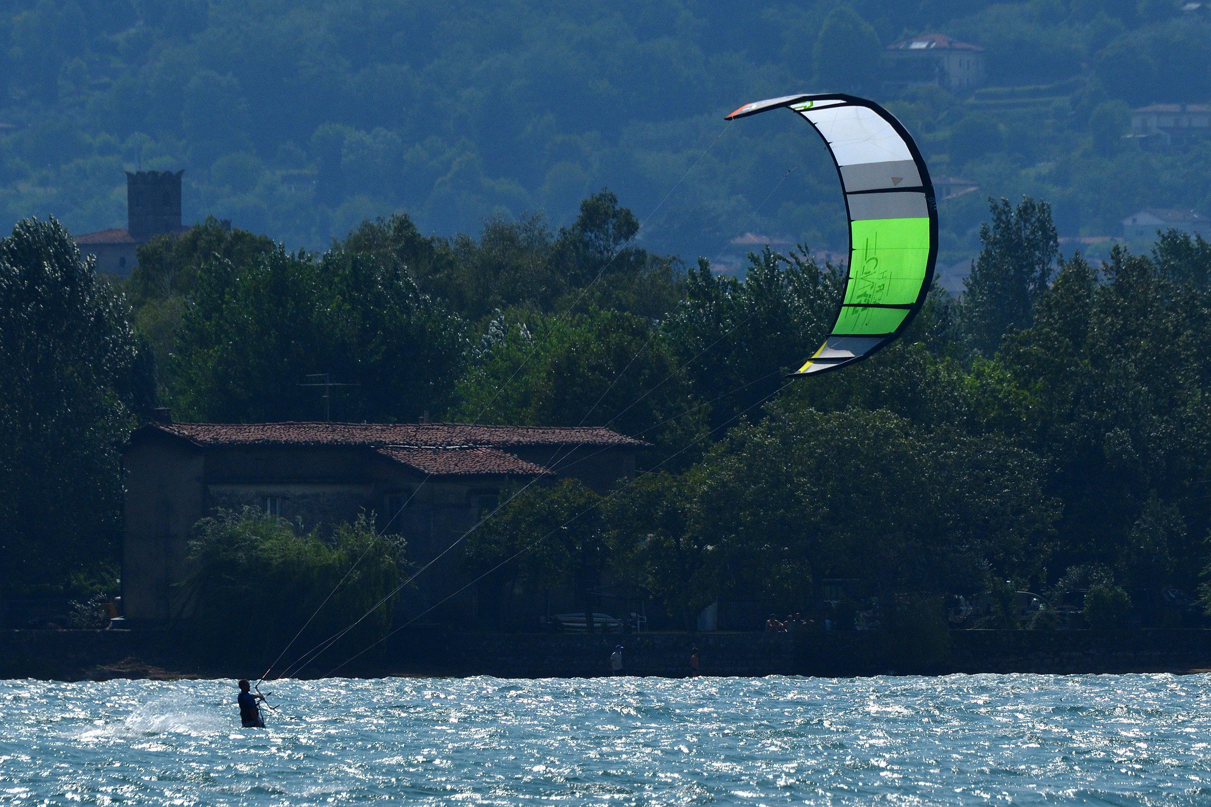 Iseo. Se il vento alza la voce il kitesurf risponde.