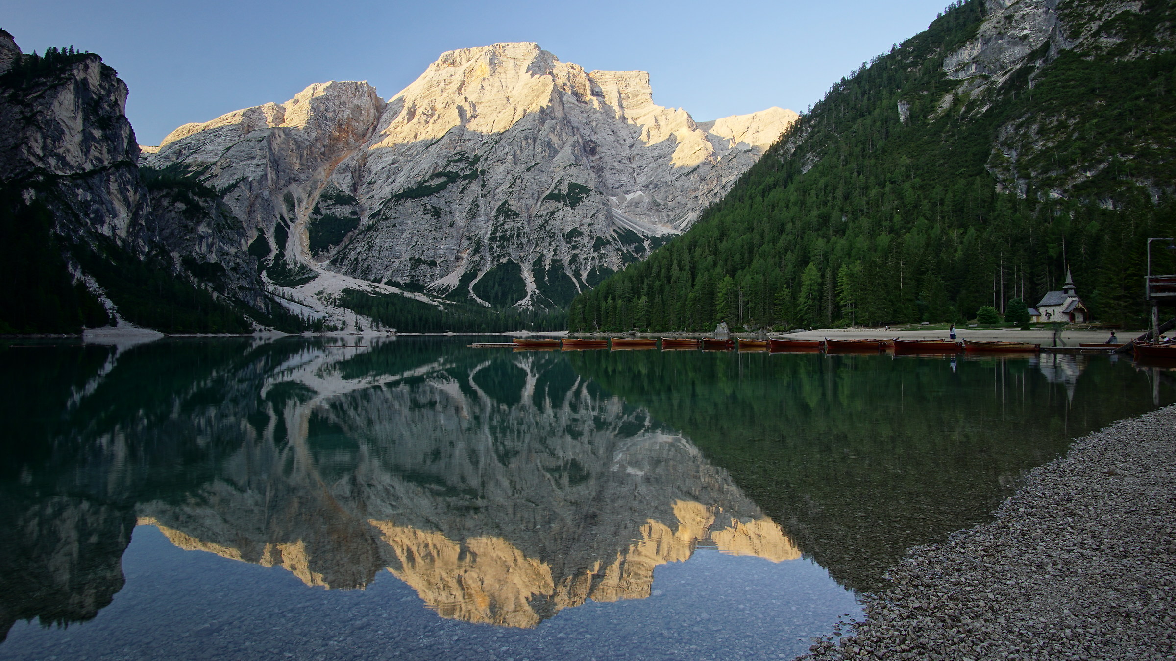 L 'alba sulla croda del becco si specchia