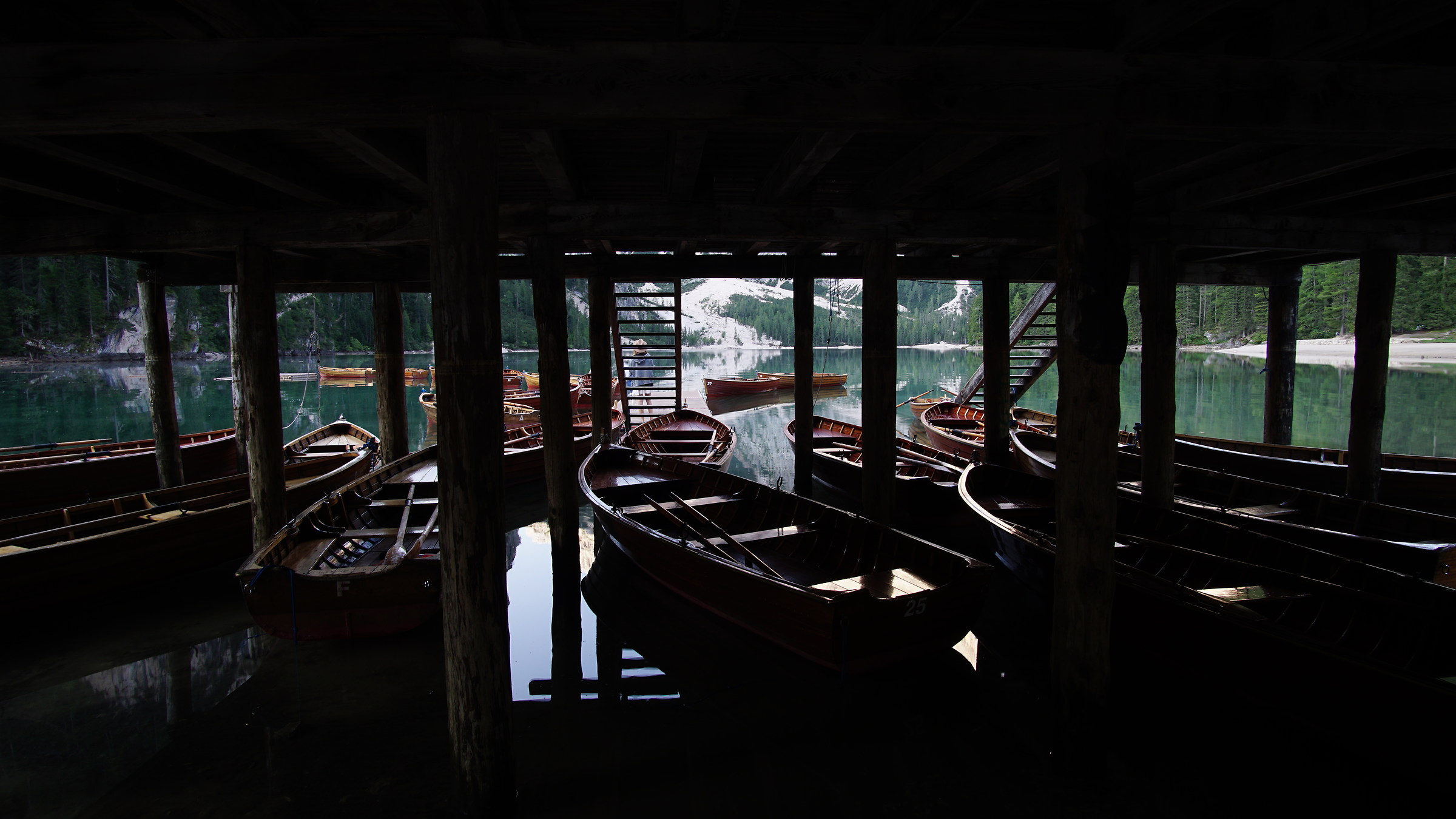 Sotto il pontile del lago di braies il silenzio domina