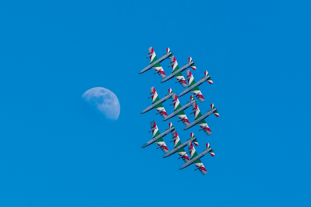 Frecce Tricolori-Veer to the moon
