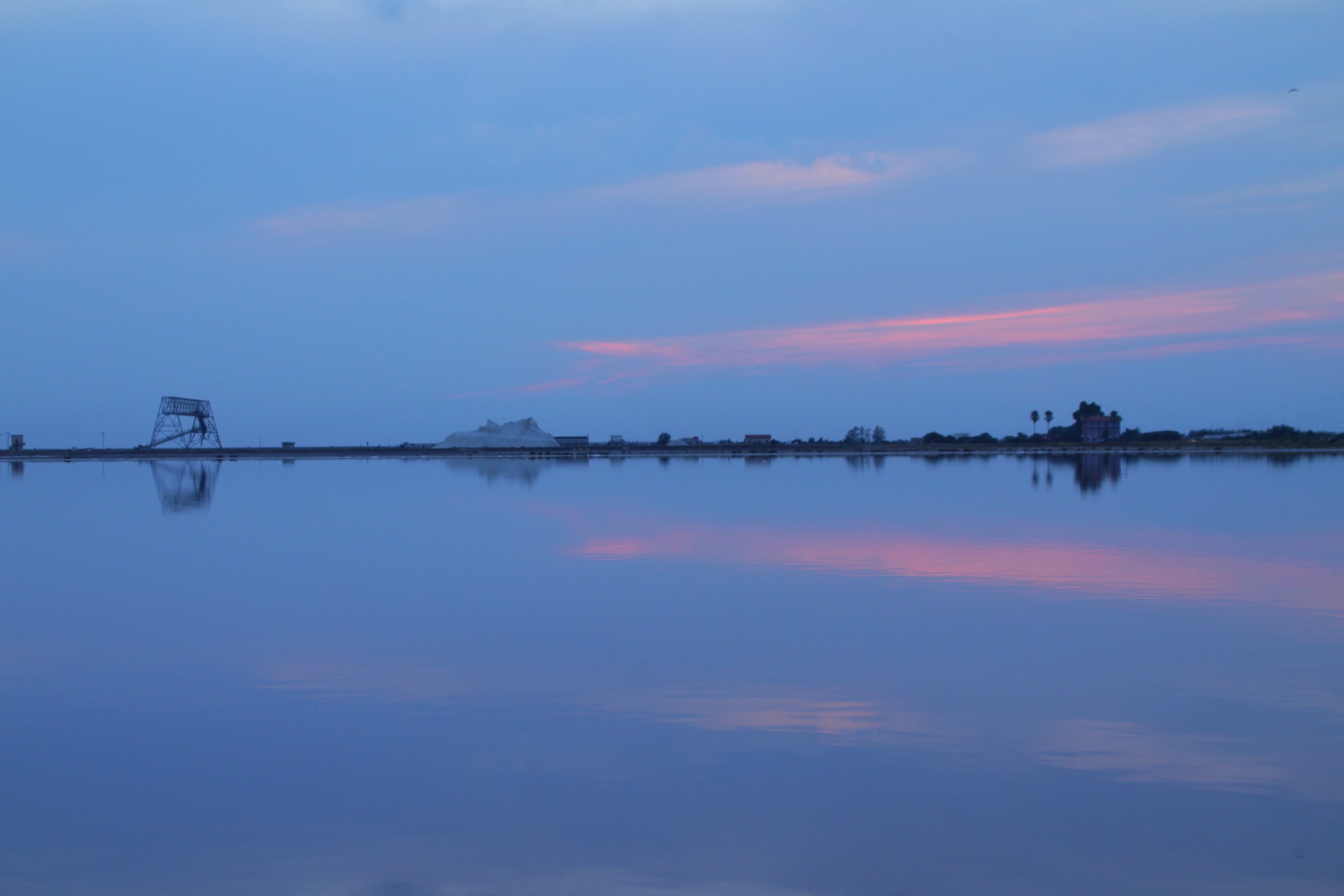 Le saline di Margherita di Savoia al tramonto