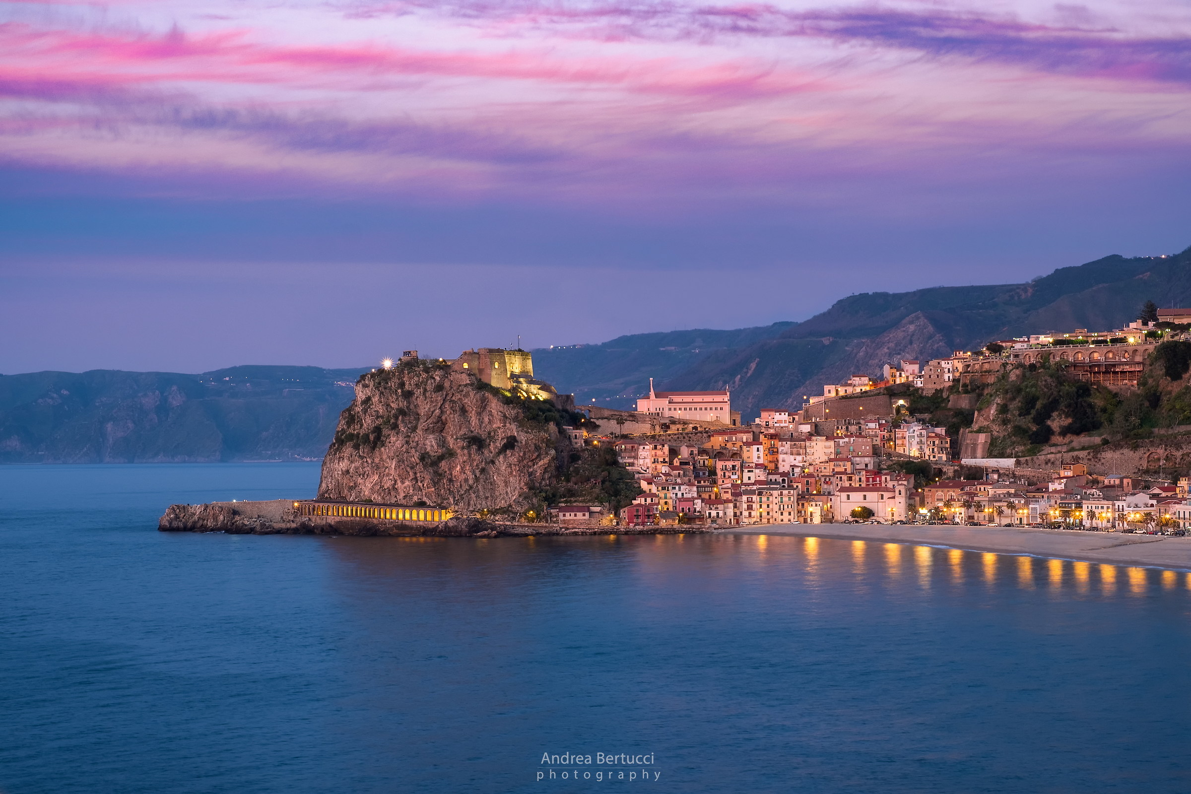 Scilla tra crepuscolo e tramonto