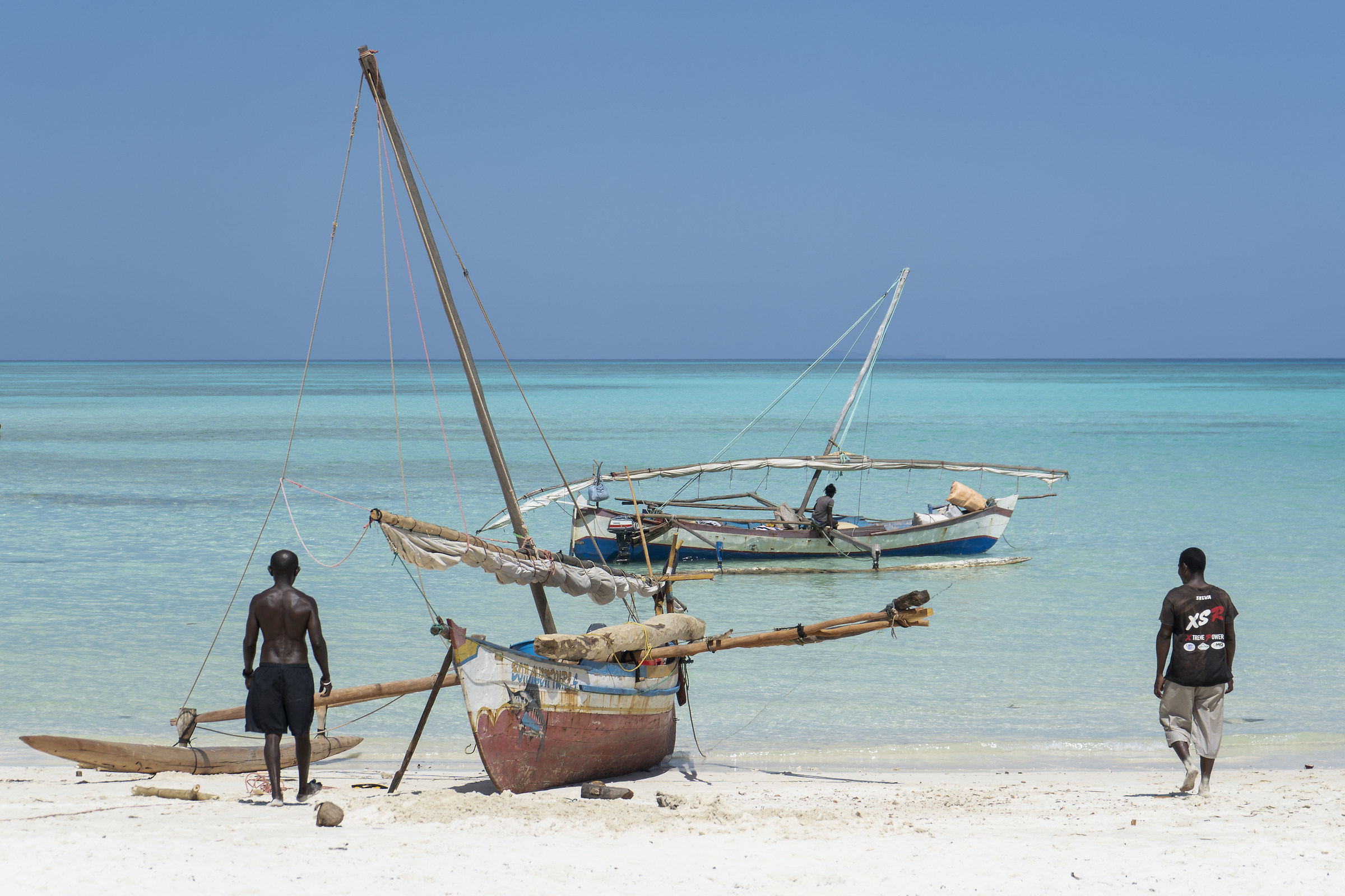 uomini sulla spiaggia