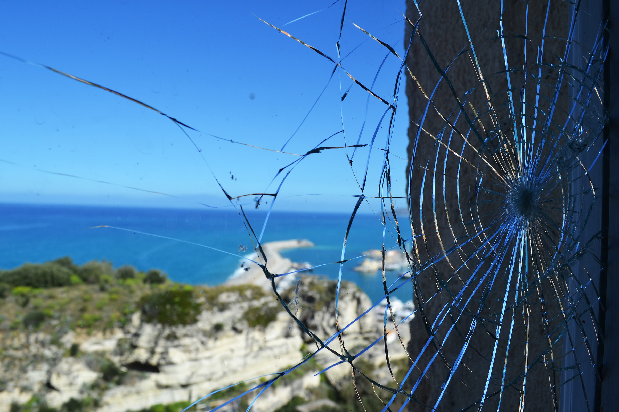 Il fascino al di là di un vetro infranto