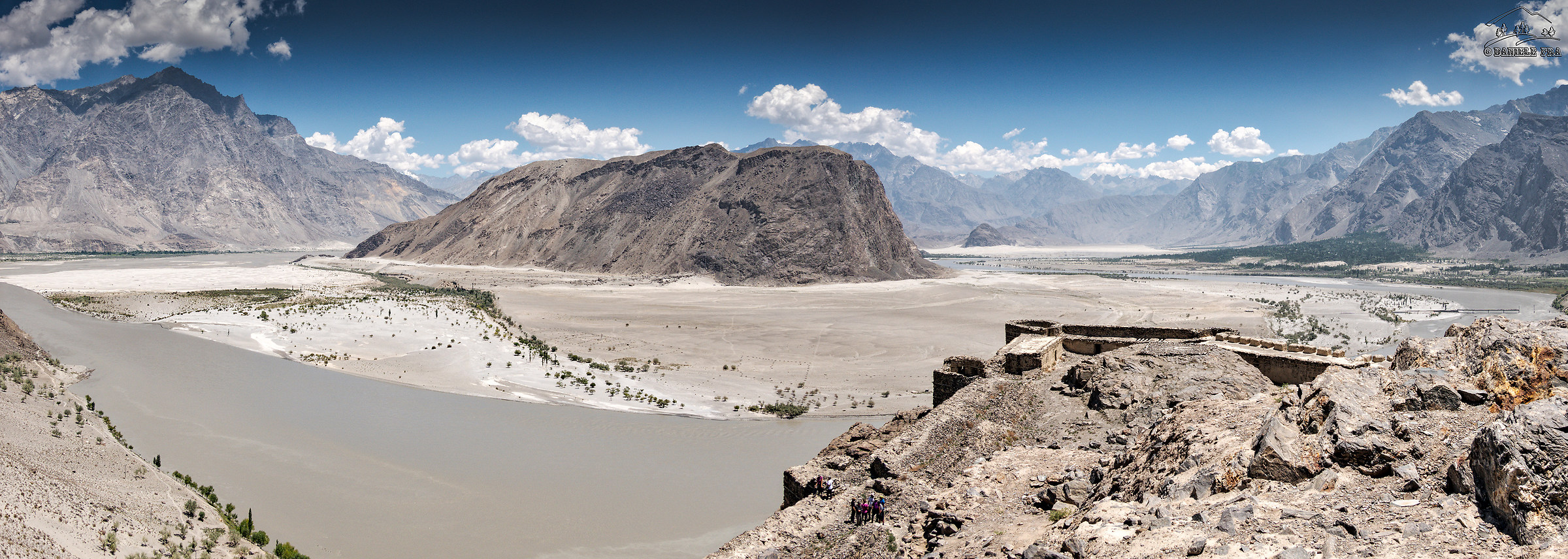 The plain of Skardu seen from the Karpocho