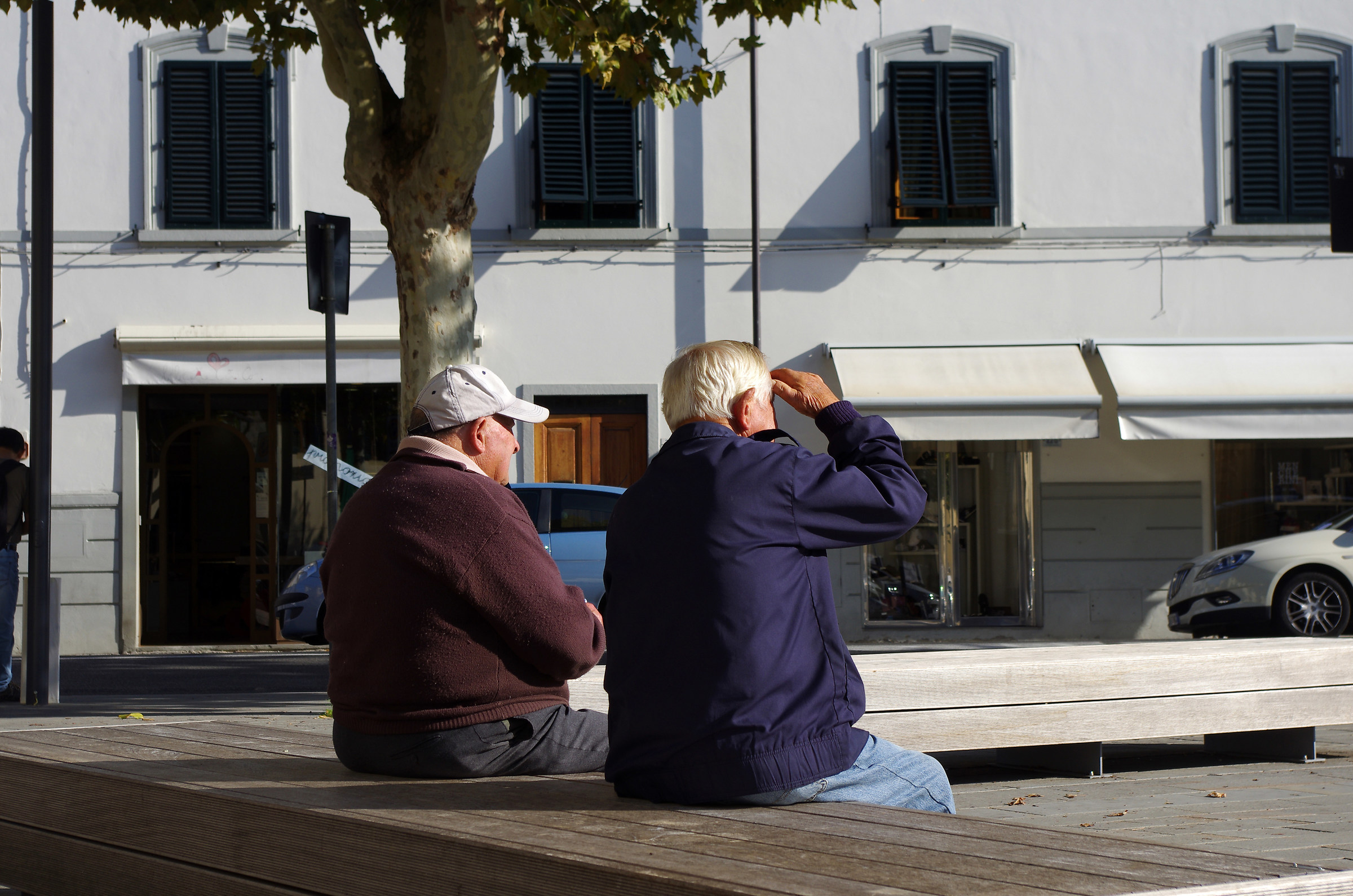 Two chatter on the bench/2