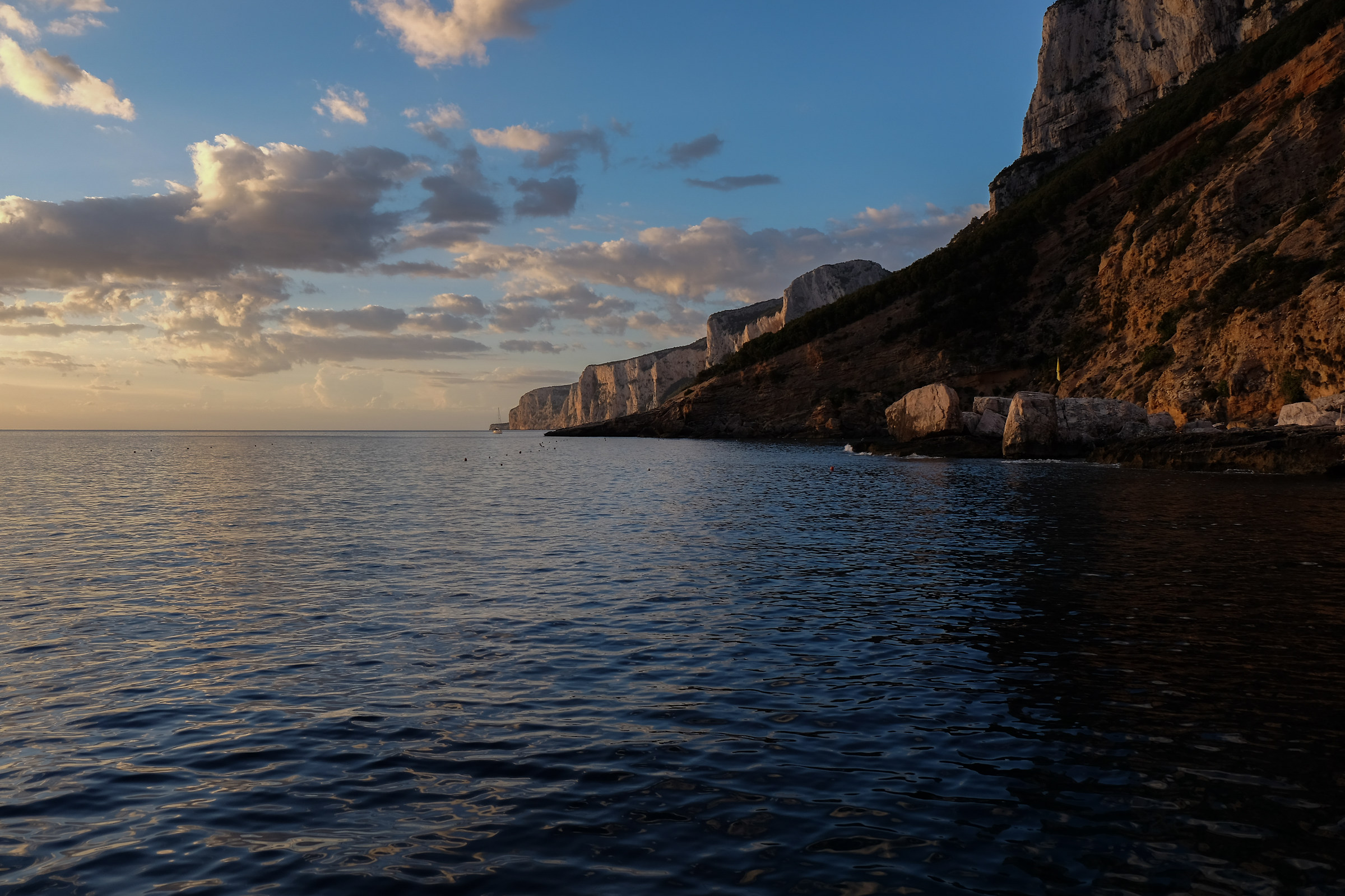 Risveglio nel quadro di Cala Mariolu