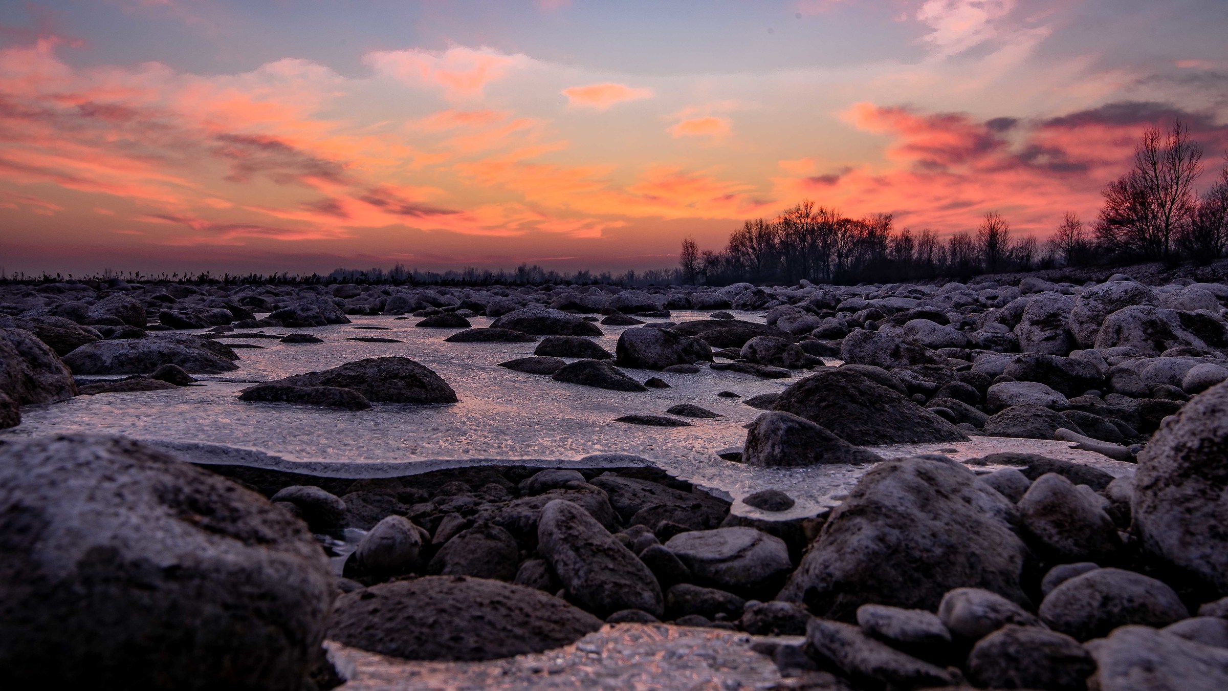 tramonto ghiacciato sul fiume