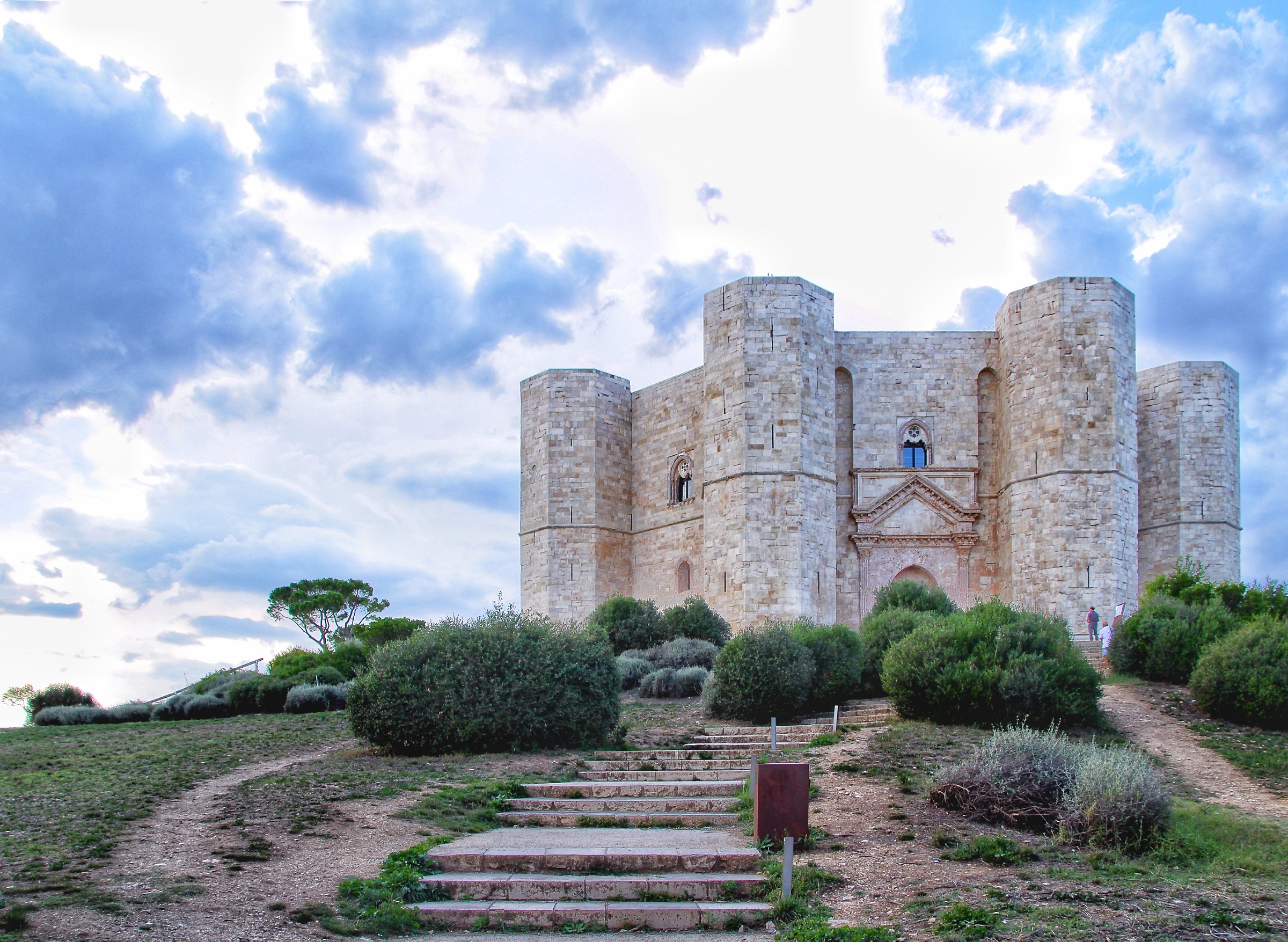 Climbing towards Castel del Monte