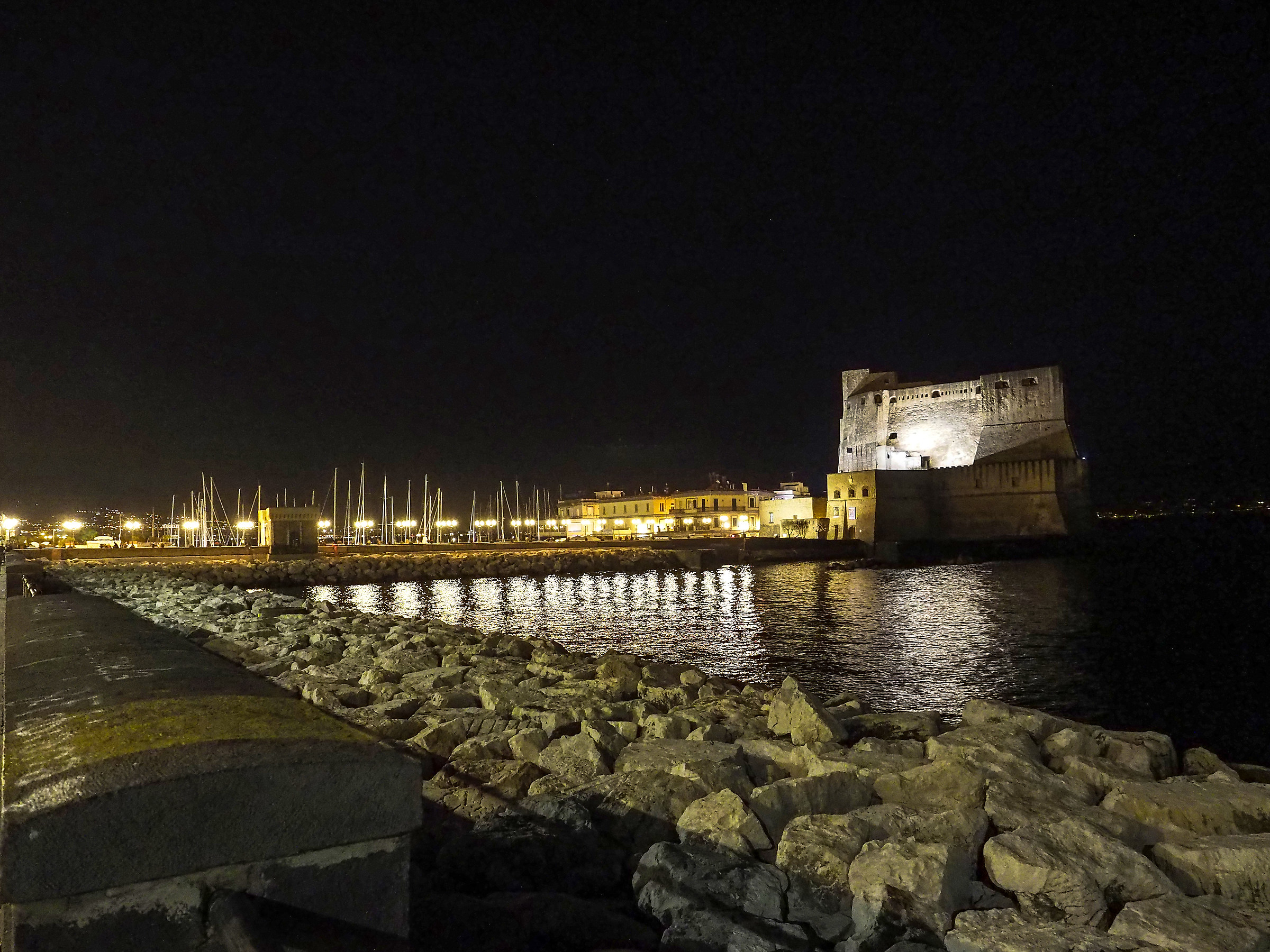 Castello dell ovo - notturno