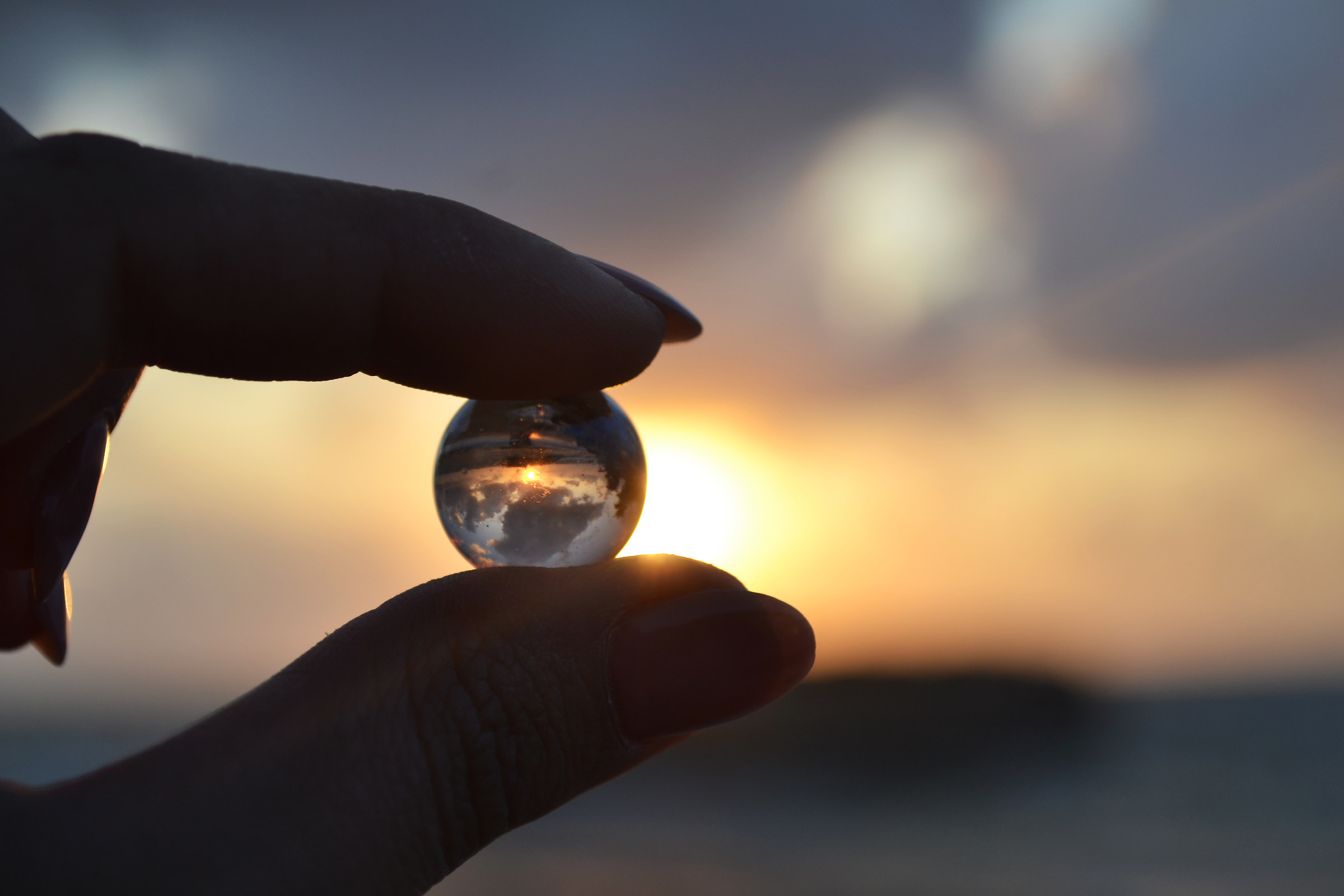 Tramonto attraverso una biglia