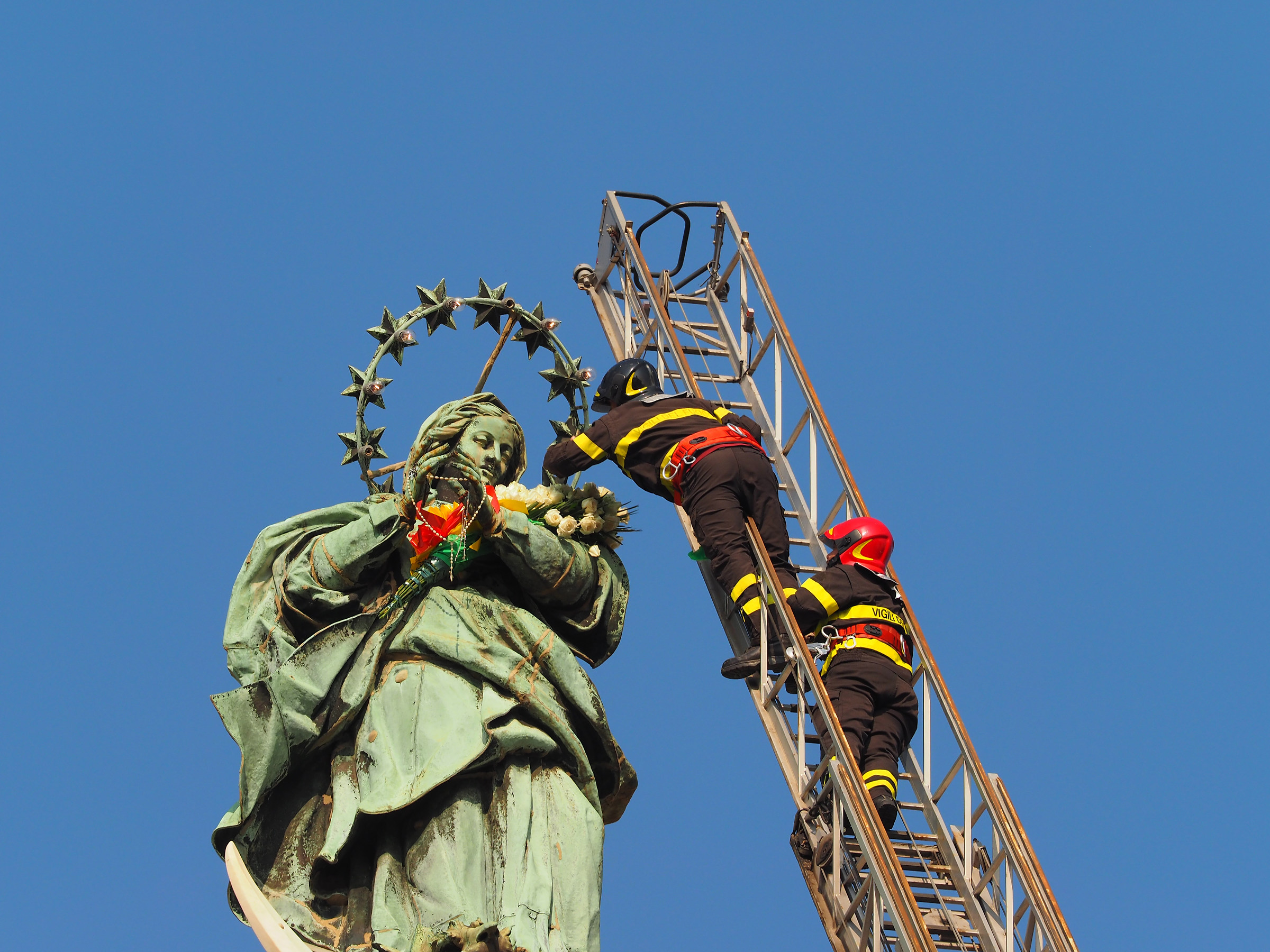 December 8 posing Flowers Piazza S Domenico-Napoli