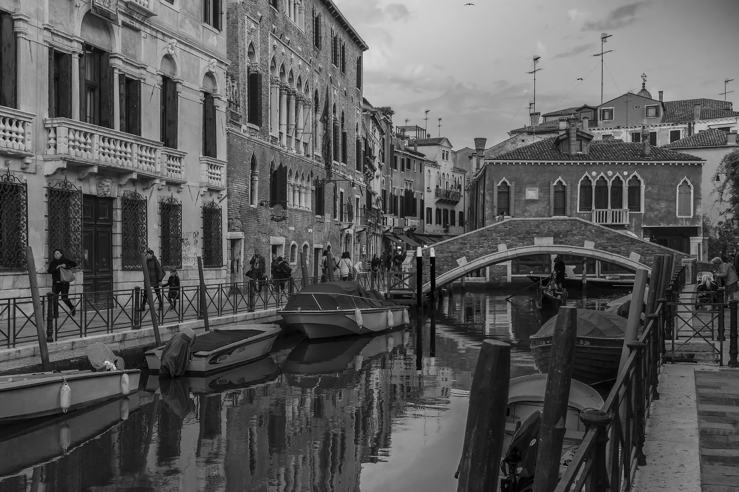 Rio del Magazen dalle Fondamenta del Gaffaro - B&W -new